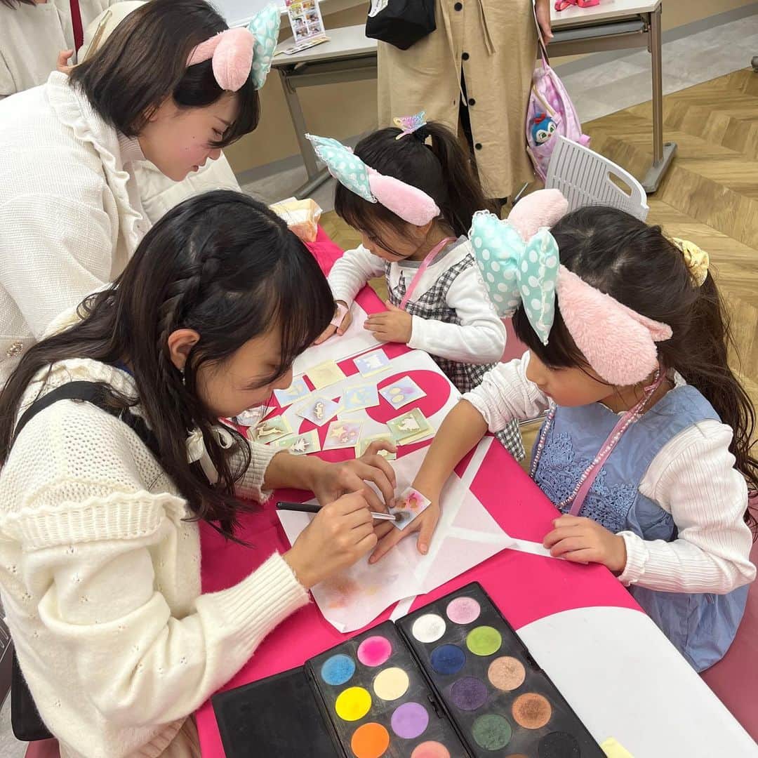 東京ビューティーアート専門学校さんのインスタグラム写真 - (東京ビューティーアート専門学校Instagram)「11月25日は姉妹校イベント「SankoふぁみりーEXPO」でした✨  保護者とお子様を対象としたイベントで、年齢関係なく様々な方に美容の楽しさを体験していただけました☺️❤️  保護者向けにパラフィンパック、お子様向けにボディペイントをやりました！！  東京B×artはこのようなイベントがたくさん！ 詳しくはオープンキャンパスやLINEで聞いてみてくださいね🎶  オープンキャンパスの予約はホームページかLINEから🤍 .  詳しくはHP/プロフィールから🤲🏻 𝗧𝗼𝗸𝘆𝗼𝗕✖𝗮𝗿𝘁 @tokyo_beauty_art_college  .  #今日の東京ビューティーライフ #東京ビューティーアート #美容学生 #美容専門学校 #三幸学園 #jk #fjk #sjk #ljk #ヘアメイク #エステ #ネイル #美容 #beauty #ootd #メイク  #モデル #トータルビューティ #美容好きな人と繋がりたい #美容学生の日常 #美容学生の休日 #お洒落さんと繋がりたい #知る専 #美容学生あるある  #美容学生と繋がりたい #美容学生さんと繋がりたい #美容学生の放課後 #入試 #ボディペイント　#パラフィンパック」11月27日 19時03分 - tokyo_beauty_art_college