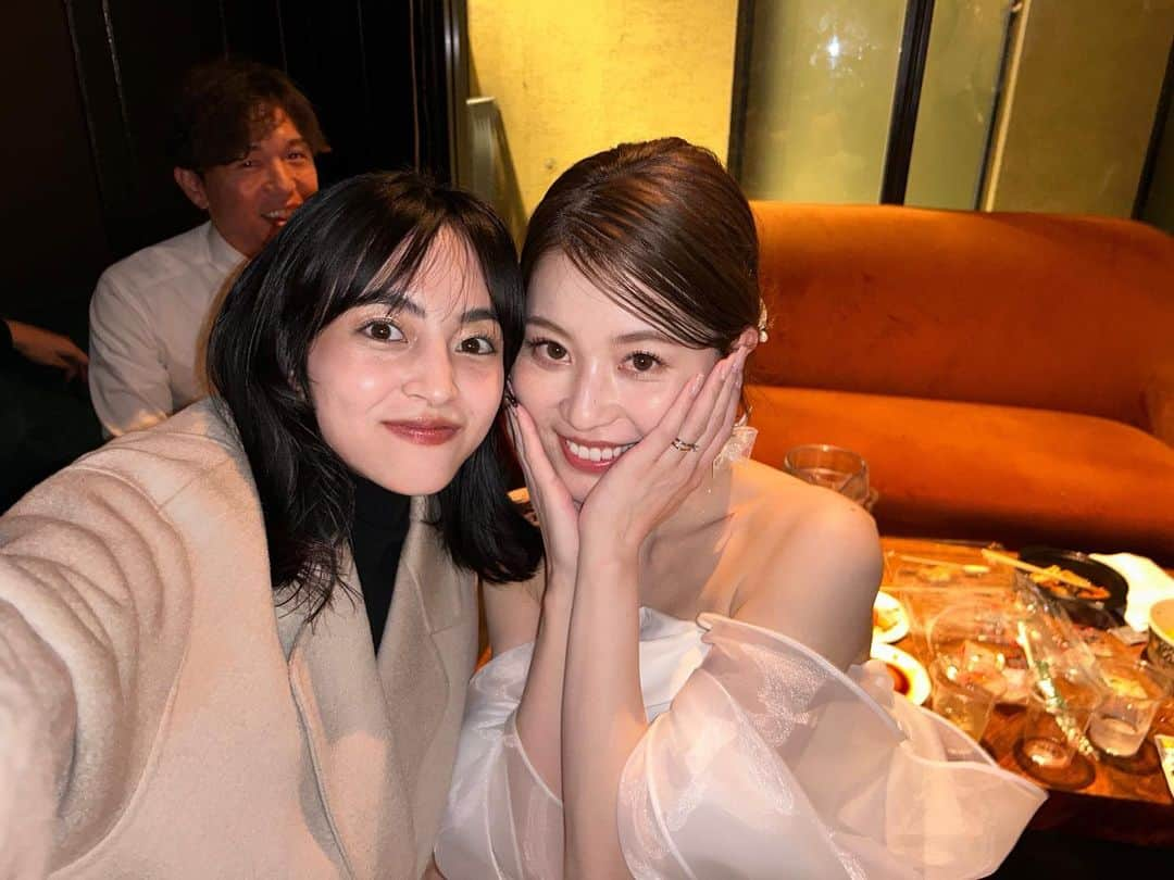 新郷桃子さんのインスタグラム写真 - (新郷桃子Instagram)「××× . 赤木家結婚式♡ いつも周り想いで愛に溢れてる2人の結婚式は　　 感動の嵐だった〜〜 2人に出逢えてここまで仲良くなれて 最高だなぁと改めて思ったよ…ありがとう😢❤️  いつもいつも一緒なみんなと飲めたし 久々だった友達にも沢山会えて最高な日だった！🫰🏾❤️ 可愛いし性格も最高に良い友達が 周りにいっぱいいて幸せだ〜 喋りに夢中であんまり写真無いなぁ。🤳 最初から2人の晴れ姿が見たかったから 今度ホームパーティーで再現結婚式しようね。💒 #どこにでもたくみ　#りちゃこ生きてるかな」11月27日 19時03分 - rinnnnn01