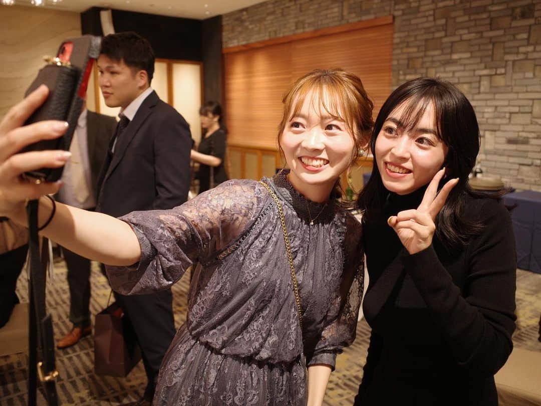 新郷桃子さんのインスタグラム写真 - (新郷桃子Instagram)「××× . 赤木家結婚式♡ いつも周り想いで愛に溢れてる2人の結婚式は　　 感動の嵐だった〜〜 2人に出逢えてここまで仲良くなれて 最高だなぁと改めて思ったよ…ありがとう😢❤️  いつもいつも一緒なみんなと飲めたし 久々だった友達にも沢山会えて最高な日だった！🫰🏾❤️ 可愛いし性格も最高に良い友達が 周りにいっぱいいて幸せだ〜 喋りに夢中であんまり写真無いなぁ。🤳 最初から2人の晴れ姿が見たかったから 今度ホームパーティーで再現結婚式しようね。💒 #どこにでもたくみ　#りちゃこ生きてるかな」11月27日 19時03分 - rinnnnn01