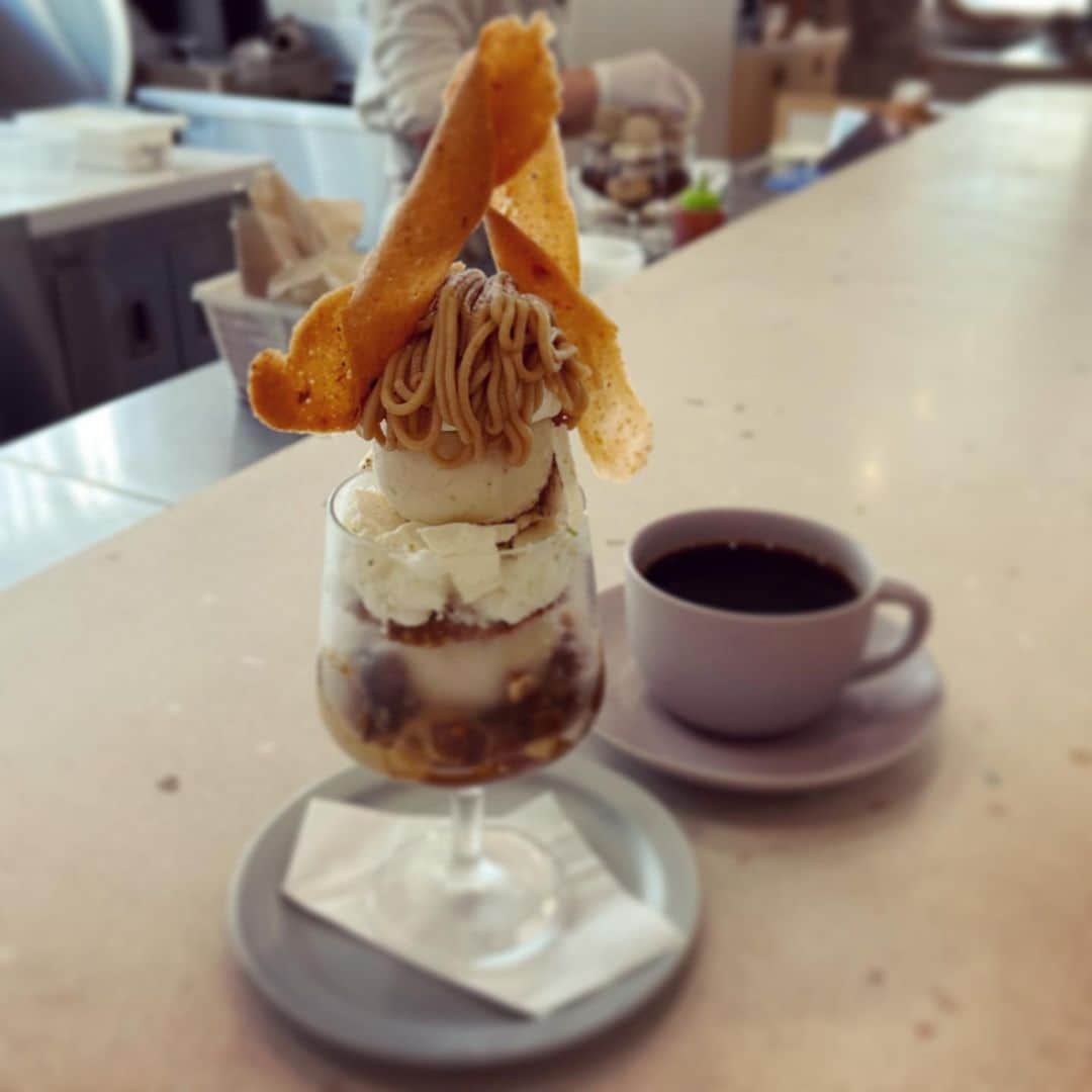 梅津有希子さんのインスタグラム写真 - (梅津有希子Instagram)「リサーチDAYの、おやつ休憩。 念願の「ビヤンネートル メゾン」の季節のパフェ。 和栗／味噌／キャラメル。  味噌とマスカルポーネのジェラートやら、味噌と和栗のモンブランクリームやらキャラメルブラマンジェやら、とても複雑な構成で素晴らしくおいしい😭  いやー、すごいパフェに思わず興奮。  毎月変わるたびに食べに来たい！  #ビヤンネートル #パフェ #東京パフェ #東京カフェ」11月27日 19時03分 - y_umetsu