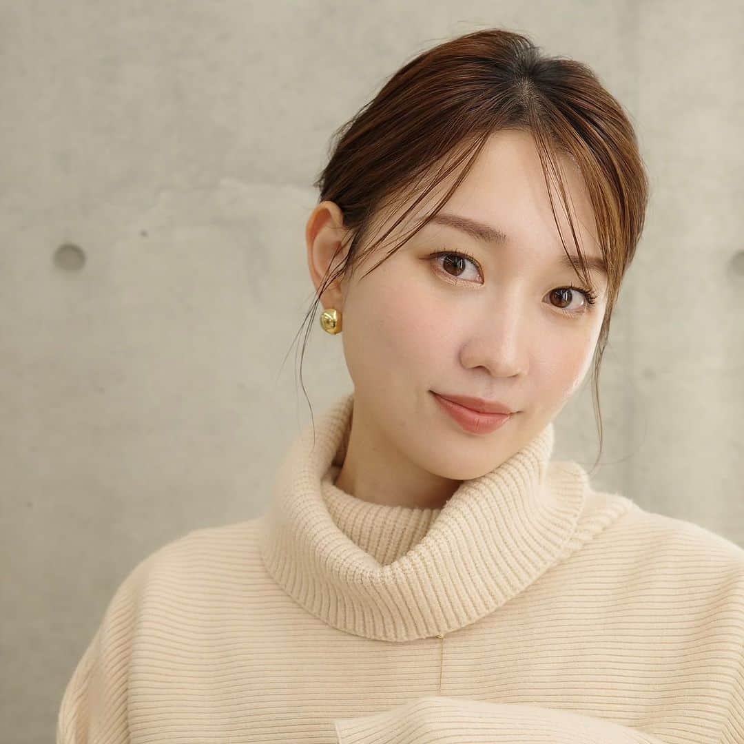 梶恵理子さんのインスタグラム写真 - (梶恵理子Instagram)「頑張った自分にご褒美美容🥹✨   パナソニック　バイタリフト ブラシ EH-SP60   パナソニックからついに出ました👏🏻 コンパクトなサイズ感のブラシ型の美顔器…！   頭からリフトケア※1できるアイテム 頭筋・表情筋を科学した2種類のEMS搭載◎ これだけで頭筋・表情筋を効率的にアプローチできます。     嬉しいのはサイズ感もそうだけど 軽さと操作の簡単さ♡ 濡れてもOKの防水仕様※2だからお風呂でも使えます💓 お風呂の中で頭に使うと 筋肉からギューっと動いてる感じがして トレーニング※1してる感が気持ちいい❤️ 頭だけじゃなくて 最近はフェイス用アタッチメントで スキンケアの美容成分の角層浸透しながらの 表情筋のトレーニング※1もしたりしています。     使い終わった後、お肌のハリ感とか フェイスラインの肌の引き締まり感が いつもと違うので良きです◎  さらに1回のフル充電で1ヶ月使える※3から 充電の持ちも素晴らしい👏🏻 なので、ついつい手が伸びます…。   ※1：引き上げるように機器を動かすこと ※2：IPX7基準の防水：水深1mに30分間水に浸けても有害な影響を生じる量の水の浸入がない検査をクリアしています。 ※3：※1回のフル充電で約1か月使える：1回SCALP6分+FACE6分の計12分間使用の場合。使用環境や使い方によって、使用期間が短くなる場合があります。   #PR #パナソニック #バイタリフトブラシ #ブラシ型の美顔器 #楽天マラソン #自分へのご褒美 #ボーナス買い #自分メンテ #アラサー女子#アラサーママ」11月27日 19時13分 - kajierimakeup