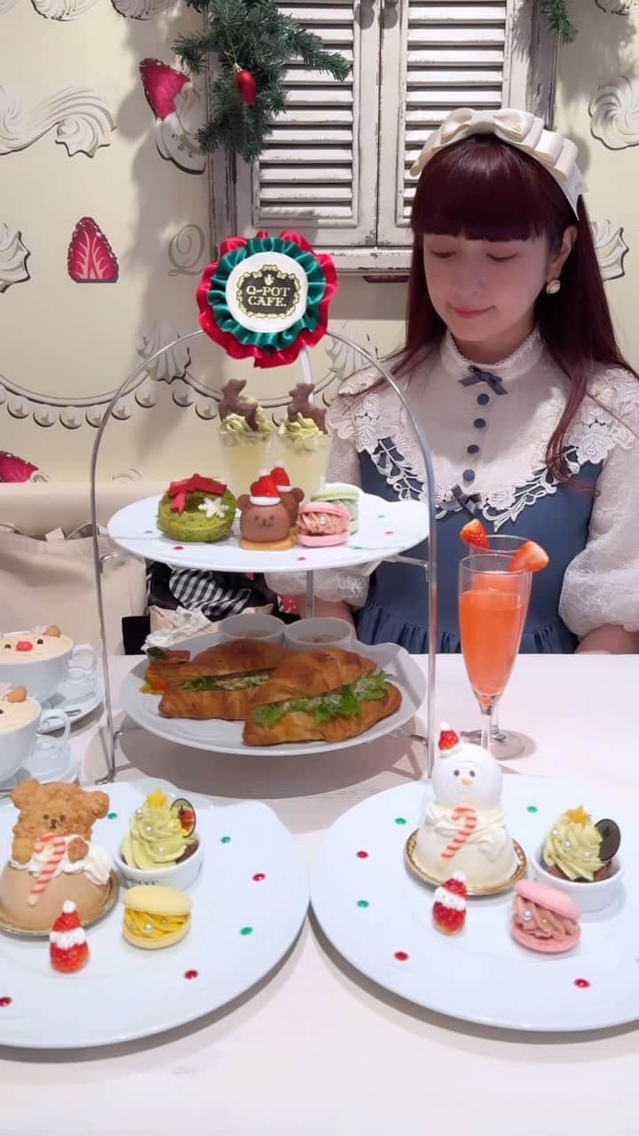 青木美沙子のインスタグラム：「キューポットカフェさんのクリスマスメニュー🎄 🦌𓂃 𝑯𝒂𝒑𝒑𝒚 𝑴𝒆𝒍𝒕𝒚 𝑪𝒉𝒓𝒊𝒔𝒕𝒎𝒂𝒔 ♥！🎁  テディベアとスノーマンのケーキがホリデーシーズンに登場☃️ 人気のアフタヌーンティーセットにもサンタ帽のクマちゃんが🎅💗🧸毎年楽しみにしているクリスマスメニューが可愛すぎました♡ クマちゃんのクッキーがのったケーキはキャラメル味♡ 濃厚でクリスマスにぴったりな味でとても美味しかったです🎀  ピンクのクリスマスケーキは、全国配送してくれるのでホームパーティーにもオススメ🎀  11月に一足早いクリスマスメニュー🎄🤶を楽しめてクリスマス気分に浸れました♡  是非是非、皆様も行って見てね🎀  @qpotcafe_official  @qpot_official」