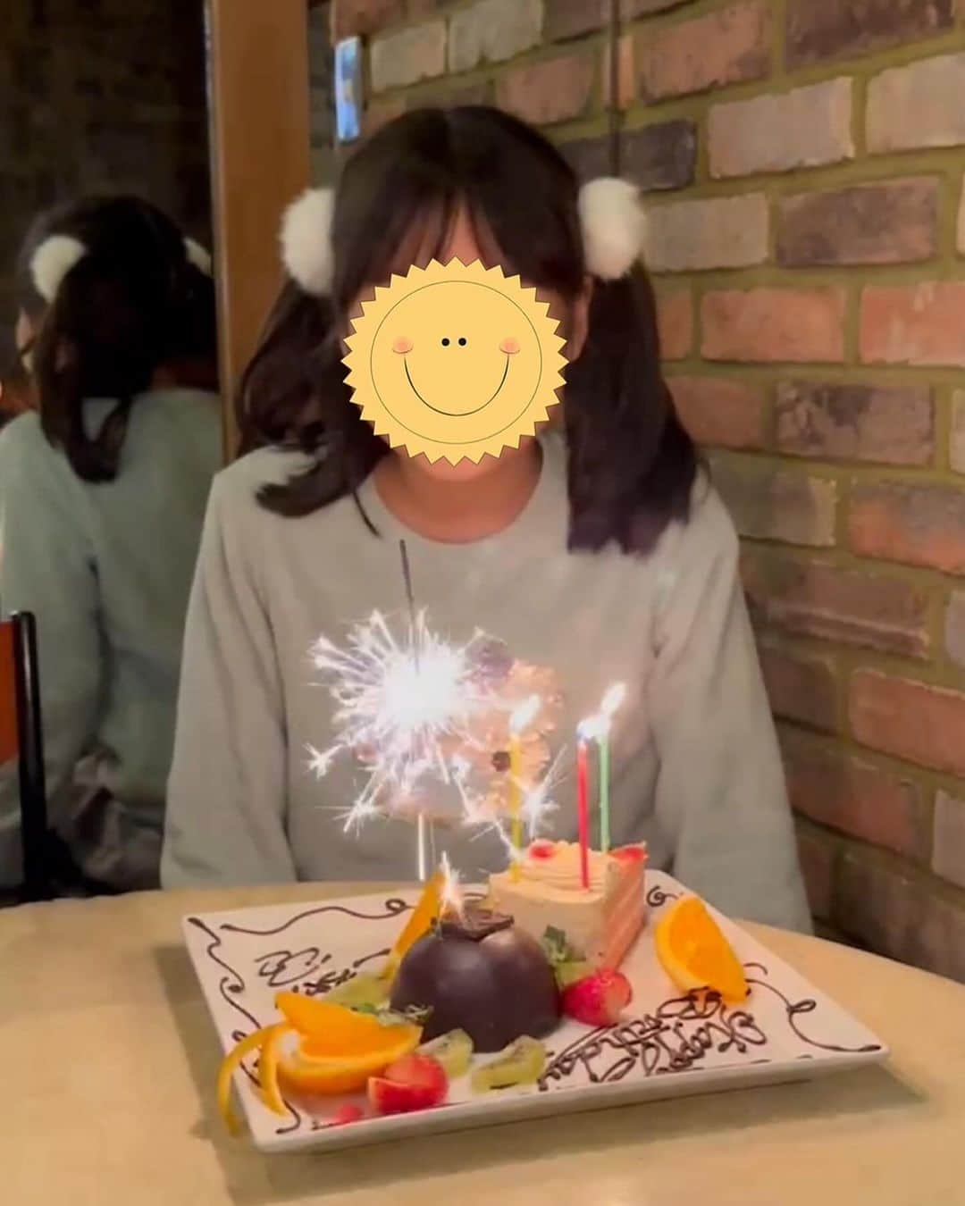 マギー審司のインスタグラム：「11月25日は次女の10歳の誕生日🎂  今回は連休も絡んだのでたっぷり誕生日を楽しみました♪  あっという間に10歳  子供の成長は早いですね、、、  こうやって子供を抱っこする事がなくなるんですね、、、  『抱っこ重いから歩いて』 って言ってたあの時の自分に 『もっと抱っこしておけ』 って言いたいですよ  それにしても子供の成長は嬉しいものです♪  10歳おめでとう🎉」