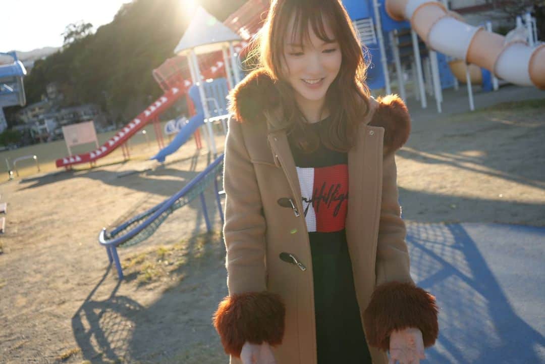 下田美咲のインスタグラム：「本が売れないこの時代に、作家であり続けようとすることは私にとって戦いで。  本で出すことにこだわったり、出版業界が作った価格帯に合わせてたら、私の作家人生はとっくに終わってた。  業界の常識や、それに染まった世間の感覚に、戦うように挑みながら発売している私の作品を読む人たちにしても、時代が全く追いついてきていない中で、やはり戦いなんだと思う。  初めて買う時は葛藤があるだろうし、周りの目や常識に押し潰されて読むことを諦める人もいるだろうし、作家・下田美咲のリリースを追いかけるのは経済力との戦いでもあるだろう。  それでも読み続けてくれてる読者のみんなのことを私は戦友だと思ってる。仲間がいたから、文章の安売りや作家の使い捨てが当たり前のこの時代で、私は自分の才能を育てられたし、誰の奴隷にもならずに書くことを仕事にできてる。  めちゃくちゃ戦いながらの作家生活だけど、読者のみんなのおかげで、最低限の孤独を抱えるだけで済んでる。こんなにも常識からハミ出てるのに😂快挙だよ。  いつもとても感謝してるし、私には間違いなく素晴らしい文章を書く力があるし、１０年遅れか２０年遅れで時代がついてくると思ってるよ。  今も昔も、私は時代に合わせにいく気はない。自分の基準で勝負する。  それが出来てて幸せだし、常に最先端すぎる下田美咲の作品を読むことにしてくれてる勇者なあなたのおかげです。本当センスいい。目利き。先見の明。先物買いありがとうね！  本日より「遅恋」の連載スタートです🫡💌 恋愛が苦手な皆さま、ぜひ人生の転機にしてね。 転機になるクオリティの文章しか書かないからね。」