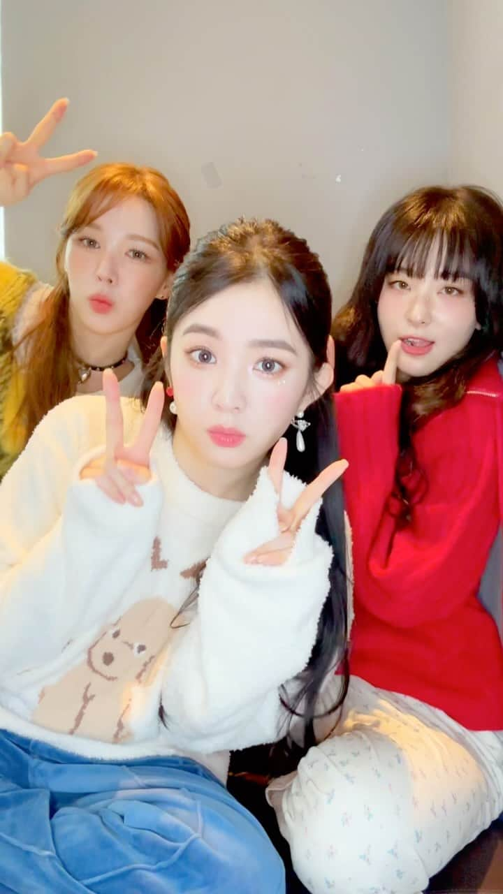 Red Velvetのインスタグラム：「#What_A_Chill_Kill 😘✌️됐으~  #레드벨벳 #RedVelvet #IRENE #아이린  #SEULGI #슬기 #WENDY #웬디  #Chill_Kill #칠킬 #Chill_Kill_Challenge」