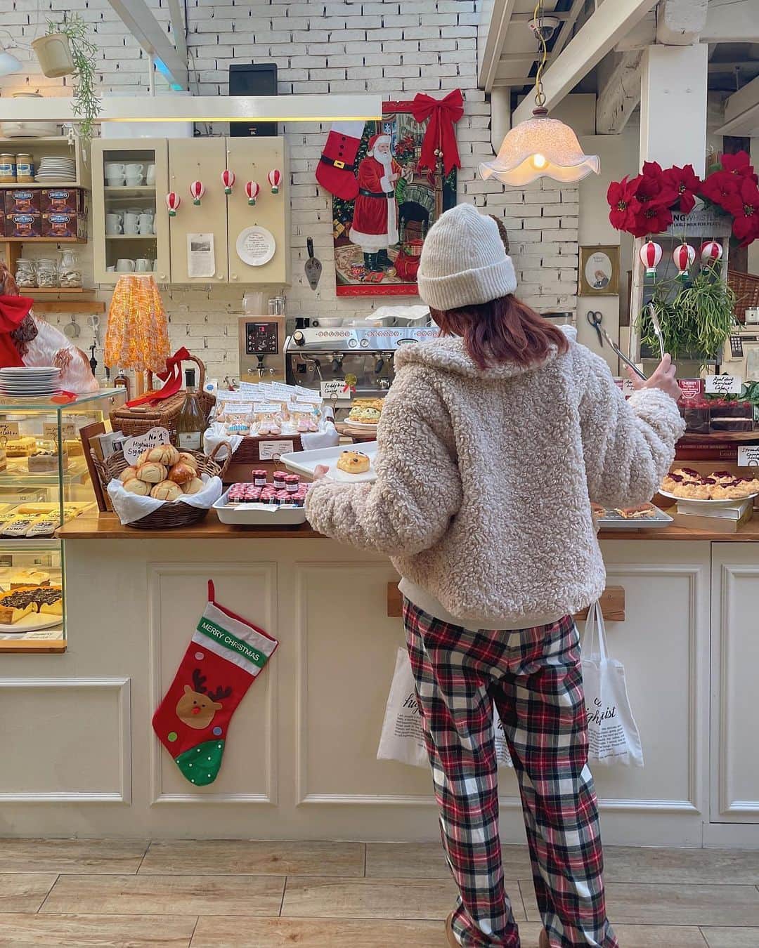 AMOのインスタグラム：「クリスマス仕様の店内、細かいところまでぬかりなく可愛くてため息📕🎄🍒 店員さんもサンタ帽🎅🏼 ケーキもスコーンも見た目の可愛さに反して程よい甘さ◯ くまちゃんケーキにはバナナがサンドされていて美味しかったʕ ∗ •́ ڡ •̀ ∗ ʔ  平日のオープン時間に行ったらしばらく貸し切り状態だったよ🎈 @cafe_highwaist 익선점  #익선동카페 #종로3가카페  #益善洞カフェ #카페하이웨스트  #あもソウル」