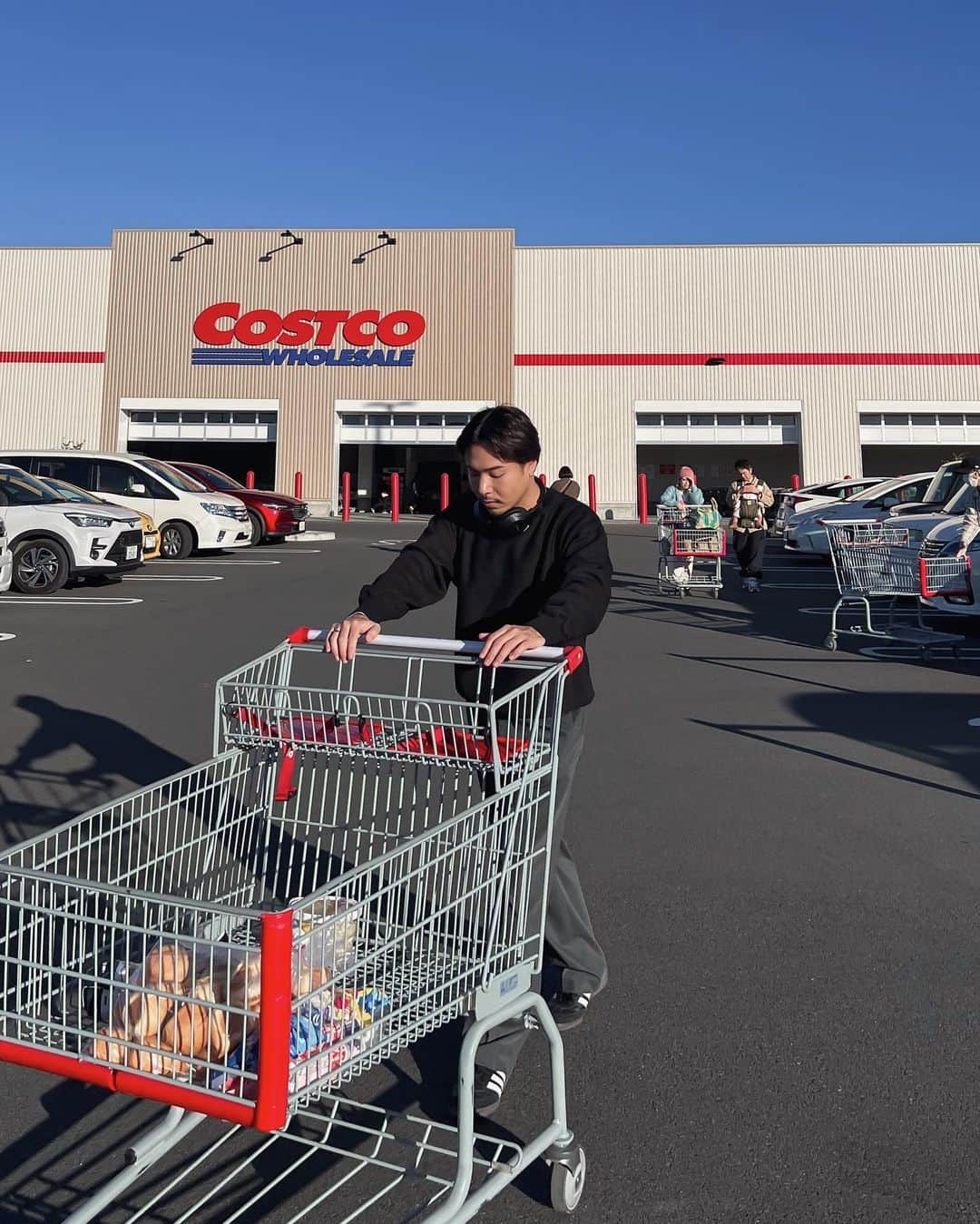 TOMOYAのインスタグラム：「. オイコスのバニラと出会うのは いつになるのでしょう🛒  #costco #outfit #ootd #mensfashion」