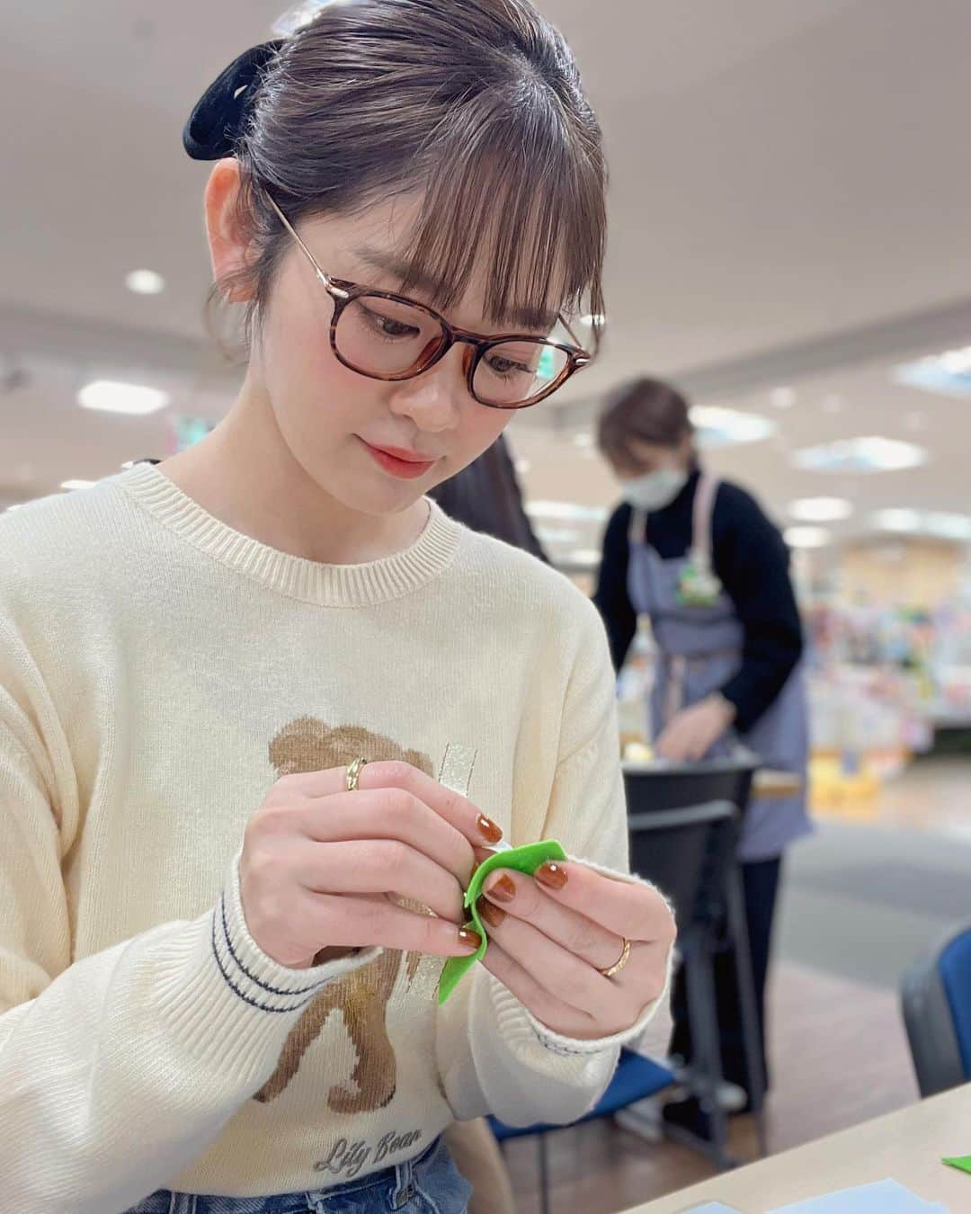 池田裕子さんのインスタグラム写真 - (池田裕子Instagram)「シルバニアファミリー【森の手芸屋さん】 @crafthearttokai @morino.syugeiyasan  ワークショップにご招待いただきまして参加してきました🎵 私は新横浜プリンスペペで体験してきたよ！  私が作ったのはパンダのあかちゃんのクリスマスポケット🎄 かわいいかわいいかわいい〜！！！  材料がわかりやすくセットになっていて、小さなお子さんでも楽しく作ることができます！ 参加した時も私以外は小さなお子さんばかりでした🤭🤭 でももちろん大人だけでの参加もOK🙆‍♀️ もし作り方がわからなくなってもスタッフさんが優しく教えてくれるので安心です✌️  シルバニアファミリーハンドメイドワークショップ」は、森の手芸屋さんを含む全国の「クラフトグループ店舗」で開催中💛 材料のお持ち帰りセットを買ってお家で作ることもできるよ〜！  ワークショップはお手頃価格だし、難しい作業はなくて本当におすすめなので、お近くの店舗を探してみてね！  https://www.crafttown.jp/static/morinosyugeiyasan/  #PR #クラフトハートトーカイ #ソーイング #ハンドメイド #森の手芸屋さん #シルバニア #シルバニアファミリー #シルバニアのいる生活 #シルバニア好きな人と繋がりたい」11月27日 19時15分 - kurimushiyoukan