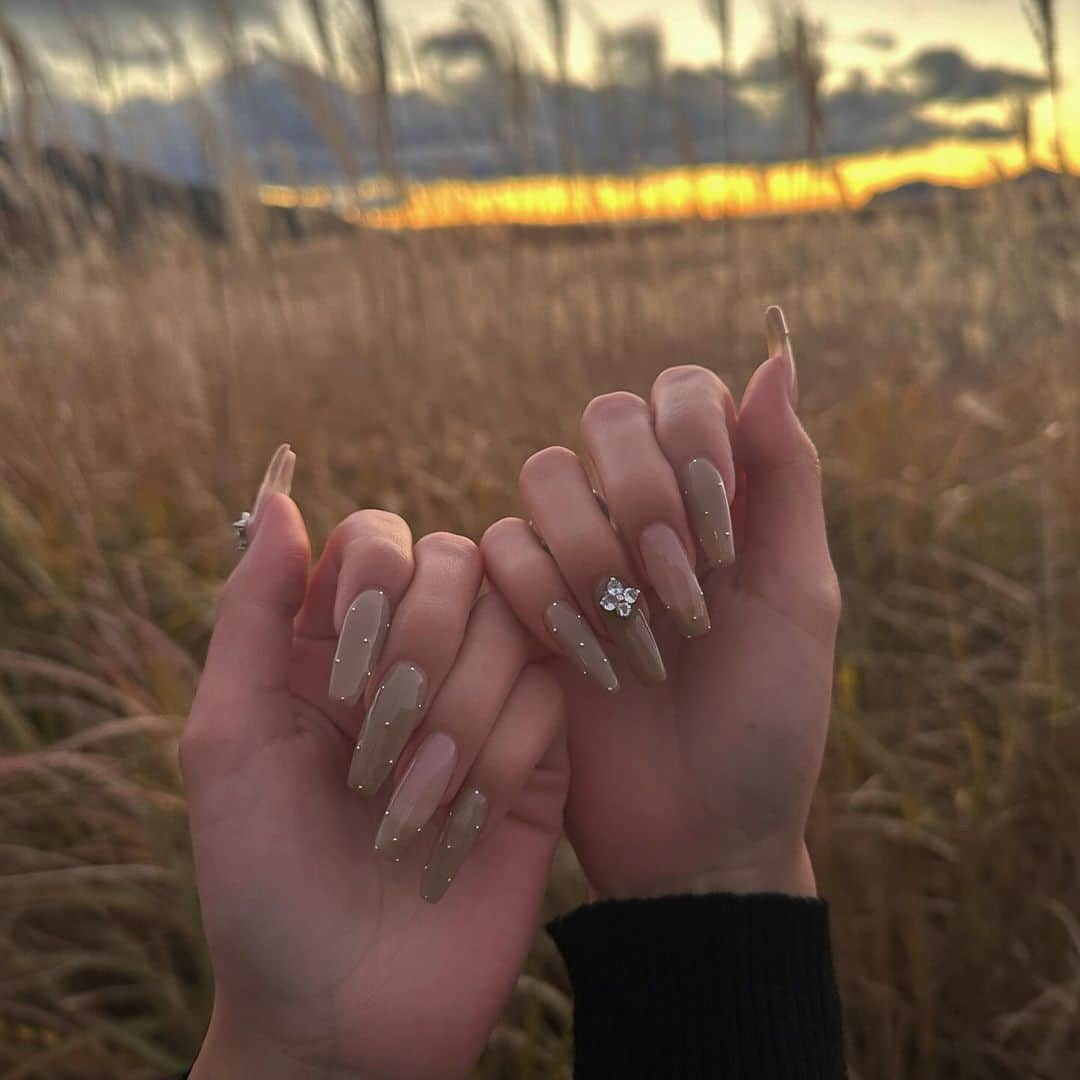 原田美優さんのインスタグラム写真 - (原田美優Instagram)「. #newnails ‪‪❤︎‬ #ほうじ茶ラテネイル って言うらしい(笑) シンプルでめちゃくちゃ可愛いお気に入り🥲‪‪❤︎‬  . @ribbon.nail_miu  @ribbon.nail_official #ribbon京都  #ネイル  #nails  #秋ネイル  #秋ネイルデザイン  #ブラウンネイル  #曽爾高原」11月27日 19時16分 - harada.myu