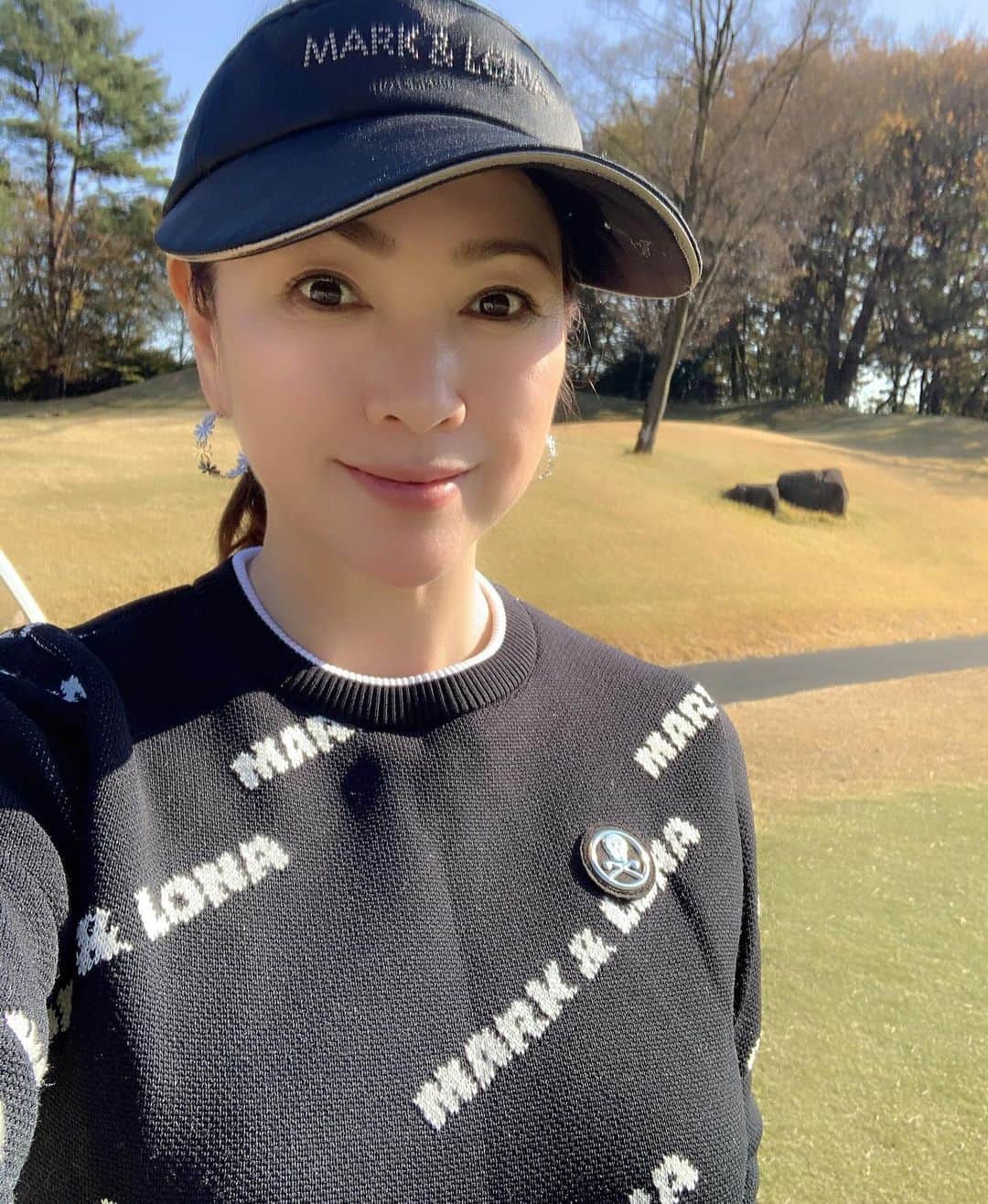 田中悦子のインスタグラム：「今日のゴルフ⛳️はお天気良くて ウェアをミスった感じです🤣汗かいた  グラスバンカーから何回打っても出せなくて🥲 泣きたくなった笑😭  もうゴルフやめます笑 #ゴルフ女子 #とか言えない笑 #ダメゴルフ」