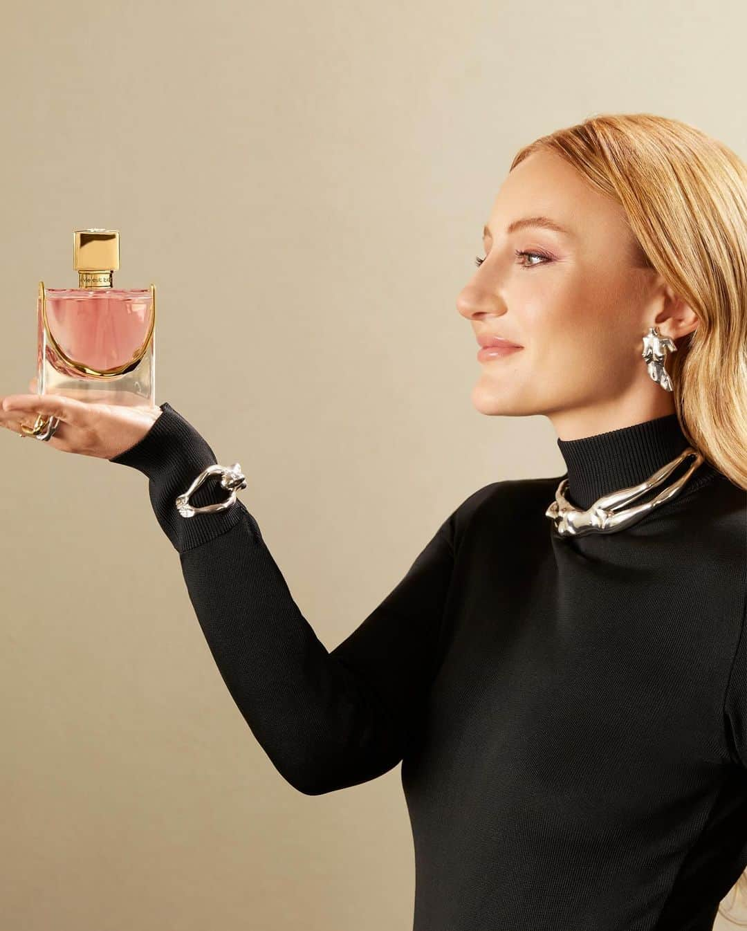 Lancôme Officialさんのインスタグラム写真 - (Lancôme OfficialInstagram)「« I’m guided by the joyful scent of La vie est belle, radiating happiness with its exquisite ingredients. » - Paola Vilas, Artist and Jewelry Designer​. Embodying the scent of La vie est belle, the design of @paolavilas envelops the iconic smile with a golden sculpture. ​​True to her unique style and honoring the uplifting power of femininity, Paola transformed La vie est belle’s bottle with the gorgeous craft of her signature jewels.​ Watch the full interview now through the link in our bio.  #Lancome #Lavieestbelle #Fragrance #ArtEdition #PaolaVilas​」11月27日 19時16分 - lancomeofficial