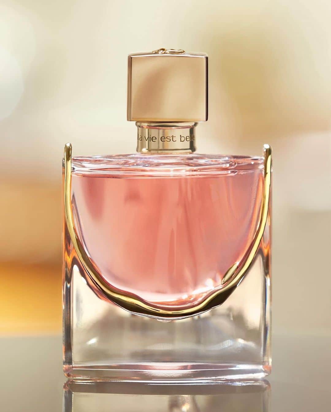 Lancôme Officialさんのインスタグラム写真 - (Lancôme OfficialInstagram)「« I’m guided by the joyful scent of La vie est belle, radiating happiness with its exquisite ingredients. » - Paola Vilas, Artist and Jewelry Designer​. Embodying the scent of La vie est belle, the design of @paolavilas envelops the iconic smile with a golden sculpture. ​​True to her unique style and honoring the uplifting power of femininity, Paola transformed La vie est belle’s bottle with the gorgeous craft of her signature jewels.​ Watch the full interview now through the link in our bio.  #Lancome #Lavieestbelle #Fragrance #ArtEdition #PaolaVilas​」11月27日 19時16分 - lancomeofficial