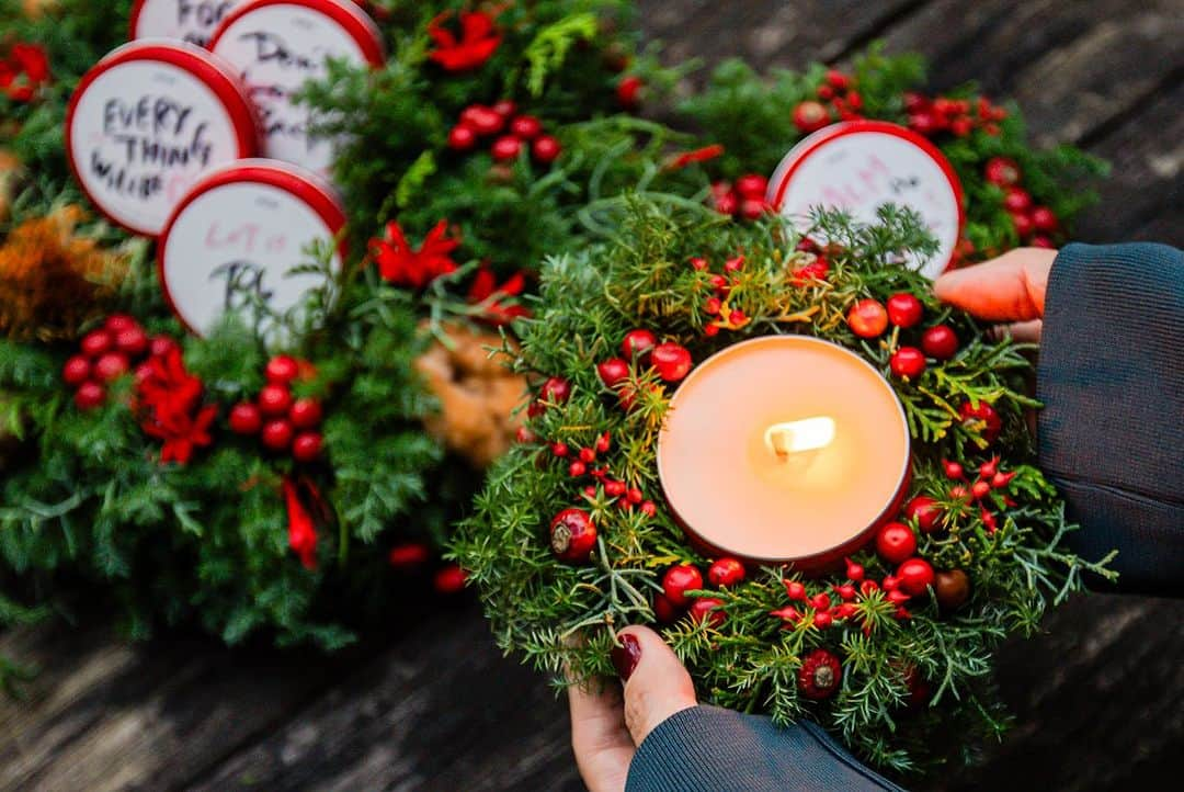 AZさんのインスタグラム写真 - (AZInstagram)「❤️ 20:00より予約受付スタート ❤️  12月のFORTUNE CANDLEができました！ 今回は特別にクリスマス仕様のレッド缶で登場🎄✨  @atoz_fortune  フォーチュンキャンドルとは、パッケージのメッセージと中に隠れた天然石から、今月の占いが２度楽しめるキャンドルです。  12月限定の香りは「my day」 冷たい冬の風を頬に受けた後に、暖かい家で淹れる熱々のフルーツティー🫖✨そんな「幸せな１日」をイメージしました。このキャンドルと過ごす時間が、あなたの素敵な1日になりますように。  エナジーキャンドルの各ナンバーも 同時に再入荷しますのでお見逃しなく〜！！  🎄❤️🎄 フレッシュで透明感あふれるリースは満月花屋さん。 ありがとうございます！  @mangetsuhanaya  @yasuko.hana   写真はいつも素敵な写真を撮ってくれる @studiodandm   https://atozdesignstore.com」11月27日 19時16分 - az.momoharu