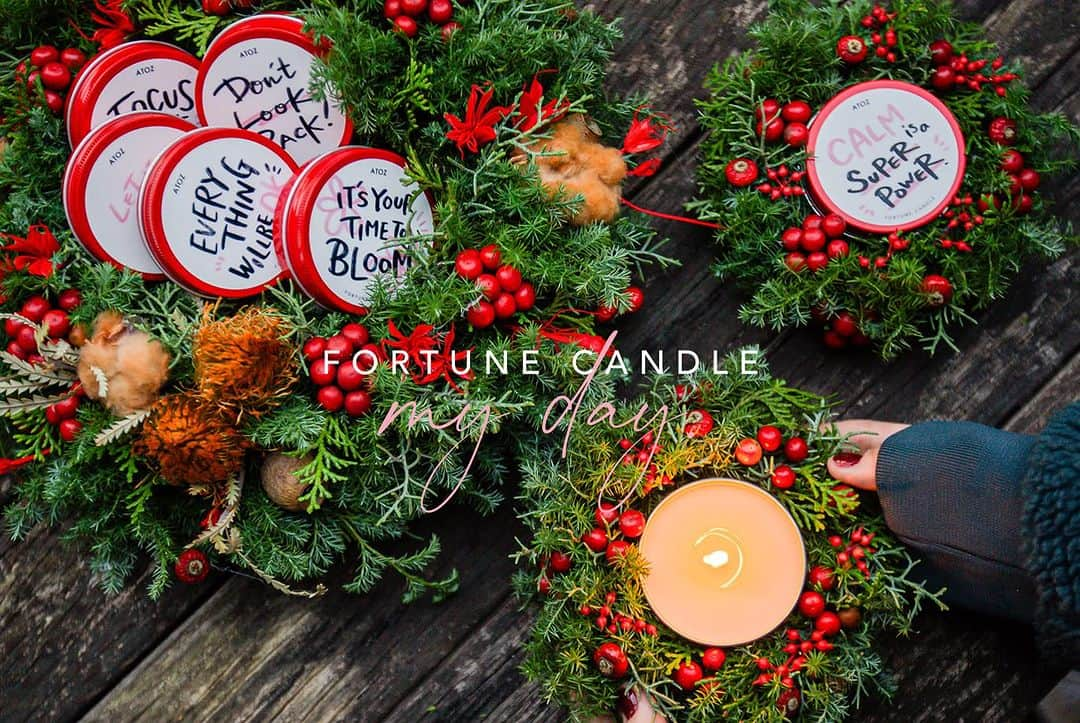 AZのインスタグラム：「❤️ 20:00より予約受付スタート ❤️  12月のFORTUNE CANDLEができました！ 今回は特別にクリスマス仕様のレッド缶で登場🎄✨  @atoz_fortune  フォーチュンキャンドルとは、パッケージのメッセージと中に隠れた天然石から、今月の占いが２度楽しめるキャンドルです。  12月限定の香りは「my day」 冷たい冬の風を頬に受けた後に、暖かい家で淹れる熱々のフルーツティー🫖✨そんな「幸せな１日」をイメージしました。このキャンドルと過ごす時間が、あなたの素敵な1日になりますように。  エナジーキャンドルの各ナンバーも 同時に再入荷しますのでお見逃しなく〜！！  🎄❤️🎄 フレッシュで透明感あふれるリースは満月花屋さん。 ありがとうございます！  @mangetsuhanaya  @yasuko.hana   写真はいつも素敵な写真を撮ってくれる @studiodandm   https://atozdesignstore.com」