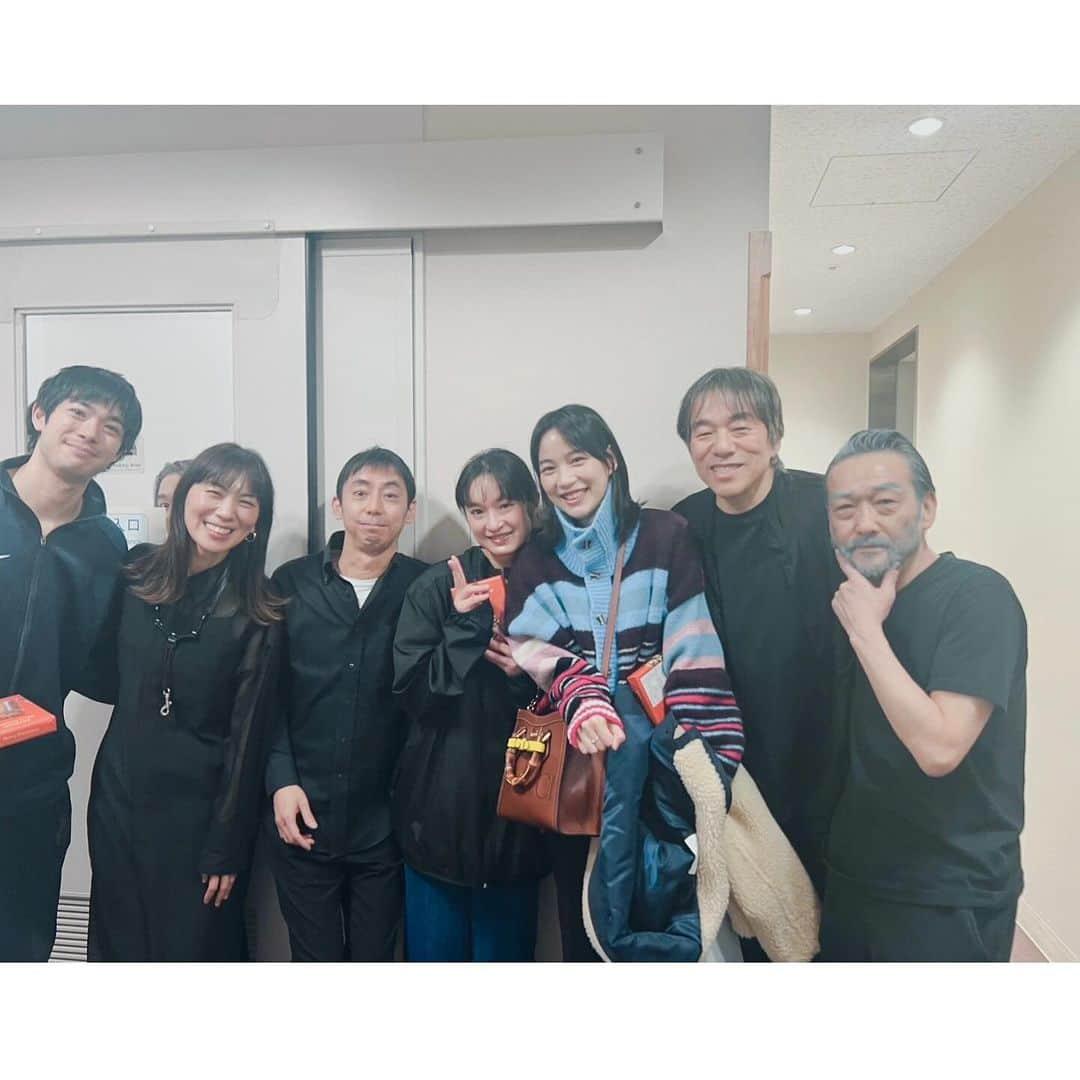 のん（能年玲奈）のインスタグラム：「初演に行けず悔しい思いをしていたのだけど、再演！！東京千秋楽に行けた！！さいっこうだった！  出演者・音楽の皆さんが不穏でユーモラスな世界を見事に表現されていて、感動。めっちゃくちゃかっこよかった。 全てのシーンが絵画のようだった。  麦さんや、渡辺さん、吹越さん、大友さん、江川良子さん、itokenさんと会えた🥰 嬉しかった〜〜！🐈  #ねじまき鳥クロニクル」