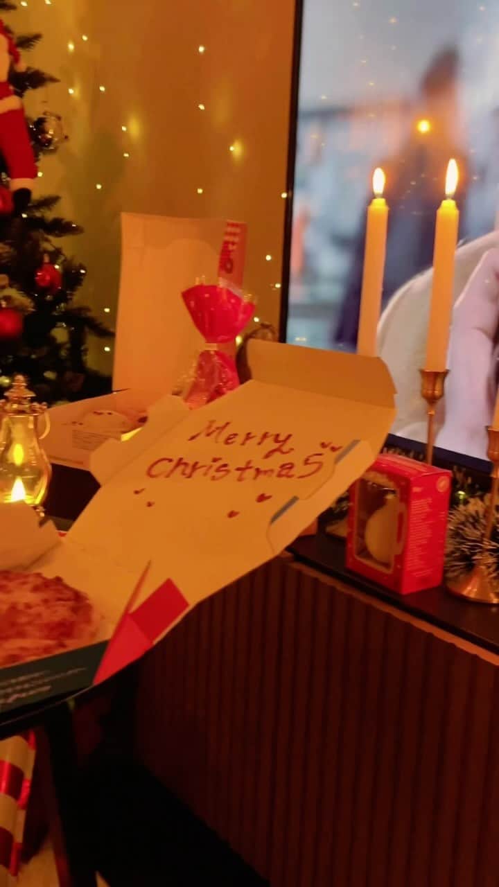 のインスタグラム：「christmas home party🎄♡  リール上げると彩度鬼濃くなってしまうのはなぜなのーー😭😭😭  3人でホームパーティ、楽しかった〜🤍 写真もあるのでお楽しみに、、！」