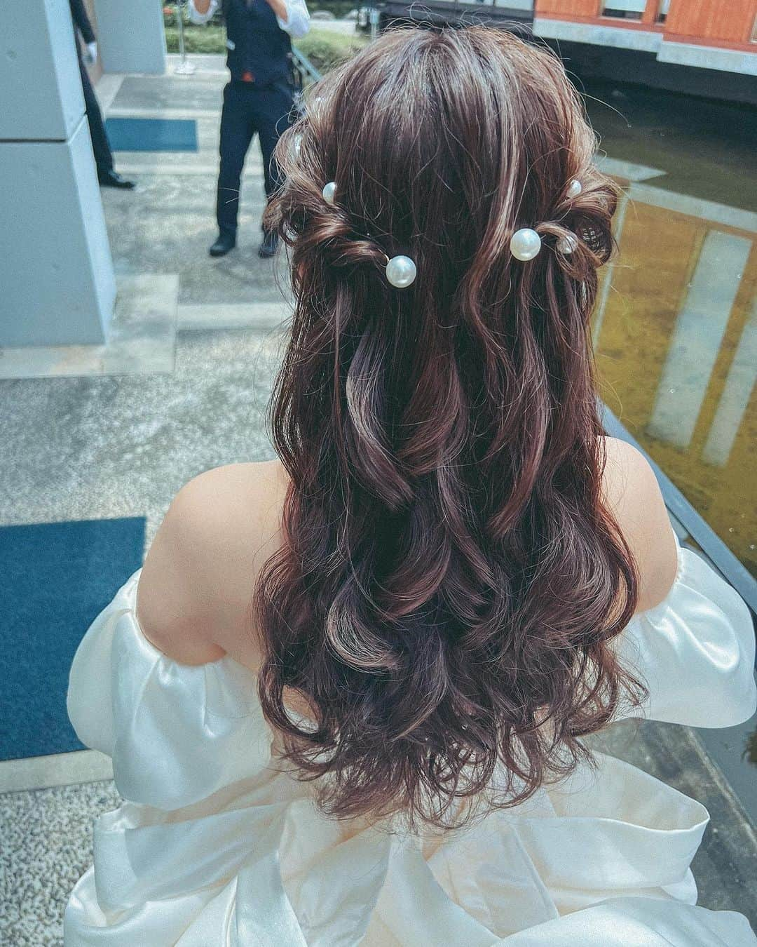 みんなのウェディングさんのインスタグラム写真 - (みんなのウェディングInstagram)「. . ˗ˏˋ Trend Hairmake...♡ ˎˊ˗ . こんばんは、みんなのウェディングです☺️ ⁡ 本日は、#花嫁ヘアメイク の参考にしたい！ 大人っぽくて洗練された #ダウンスタイル ヘアをお届け♥️  ぜひ #前撮りヘア や #挙式ヘア のご参考にも 保存をしながらご覧ください🕊️🌿  ……………………………………………………………………  ˗ˏˋ #みんなのウェディング でpostしよう🤍 ˎˊ˗  上記を付けて投稿するとこのアカウントで紹介されるかも…🕊️ ぜひ皆さまのとっても素敵なお写真、お待ちしてます✨  ……………………………………………………………………  ⁡♡-----Special Thanks-----♡ @maaaru__wd さま @kumiko_makeup_hi さま @toki_sayaka さま @chihiro_wdhairmake さま @maki_hairmake.89 さま  -------------------------------------------- ✨結婚式準備に役立つ情報を更新中 　@minnano_wedding をcheck🕊️ ・ ✨結婚式準備のお悩みや式場＆ドレスの予約相談は 《みんなのウェディング相談デスク》へ🕊️ ・ ✨結婚式場の口コミ・本物の費用明細は 《みんなのウェディング》結婚式場検索へ🕊️ --------------------------------------------  #ウェディングヘア #韓国ウェディング #ブライダルヘア #花嫁ヘア #ブライダルヘアアレンジ　 #ブライダルヘアメイク #ウェディングヘアメイク #ヘアメイクリハーサル #二次会ヘア #出張ヘアメイク #挙式ヘア #ハーフツイン #ハーフアップ #結婚式ヘアアレンジ #挙式ヘア #お色直しヘア #花嫁ヘアスタイル  #花嫁ヘアメイク #2024冬婚 #2024春婚 #2024夏婚 #2024秋婚 #結婚式準備 #プレ花嫁 #プレ花嫁さんと繋がりたい」11月27日 19時20分 - minnano_wedding