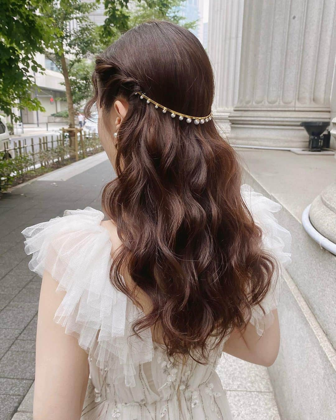 みんなのウェディングさんのインスタグラム写真 - (みんなのウェディングInstagram)「. . ˗ˏˋ Trend Hairmake...♡ ˎˊ˗ . こんばんは、みんなのウェディングです☺️ ⁡ 本日は、#花嫁ヘアメイク の参考にしたい！ 大人っぽくて洗練された #ダウンスタイル ヘアをお届け♥️  ぜひ #前撮りヘア や #挙式ヘア のご参考にも 保存をしながらご覧ください🕊️🌿  ……………………………………………………………………  ˗ˏˋ #みんなのウェディング でpostしよう🤍 ˎˊ˗  上記を付けて投稿するとこのアカウントで紹介されるかも…🕊️ ぜひ皆さまのとっても素敵なお写真、お待ちしてます✨  ……………………………………………………………………  ⁡♡-----Special Thanks-----♡ @maaaru__wd さま @kumiko_makeup_hi さま @toki_sayaka さま @chihiro_wdhairmake さま @maki_hairmake.89 さま  -------------------------------------------- ✨結婚式準備に役立つ情報を更新中 　@minnano_wedding をcheck🕊️ ・ ✨結婚式準備のお悩みや式場＆ドレスの予約相談は 《みんなのウェディング相談デスク》へ🕊️ ・ ✨結婚式場の口コミ・本物の費用明細は 《みんなのウェディング》結婚式場検索へ🕊️ --------------------------------------------  #ウェディングヘア #韓国ウェディング #ブライダルヘア #花嫁ヘア #ブライダルヘアアレンジ　 #ブライダルヘアメイク #ウェディングヘアメイク #ヘアメイクリハーサル #二次会ヘア #出張ヘアメイク #挙式ヘア #ハーフツイン #ハーフアップ #結婚式ヘアアレンジ #挙式ヘア #お色直しヘア #花嫁ヘアスタイル  #花嫁ヘアメイク #2024冬婚 #2024春婚 #2024夏婚 #2024秋婚 #結婚式準備 #プレ花嫁 #プレ花嫁さんと繋がりたい」11月27日 19時20分 - minnano_wedding