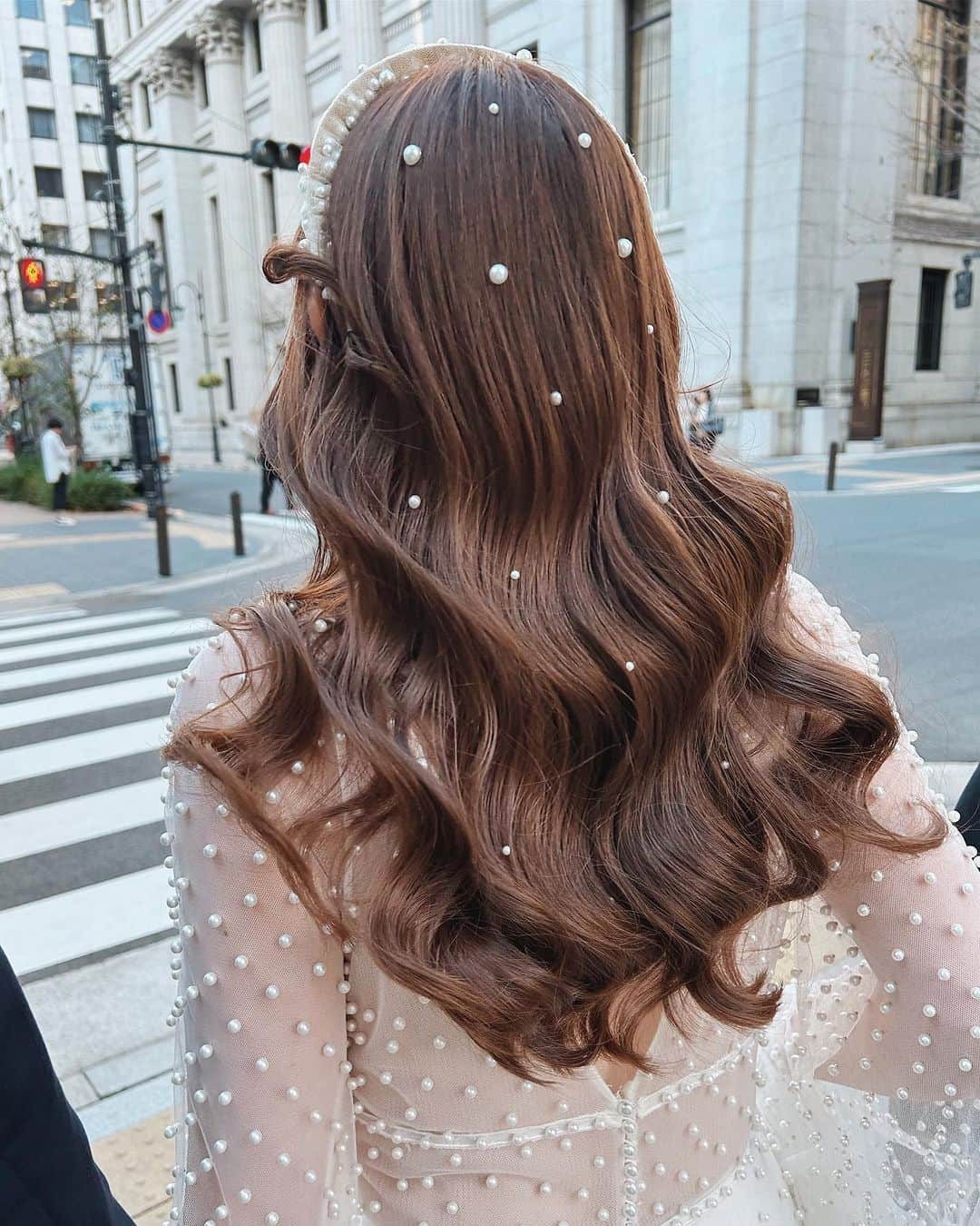 みんなのウェディングさんのインスタグラム写真 - (みんなのウェディングInstagram)「. . ˗ˏˋ Trend Hairmake...♡ ˎˊ˗ . こんばんは、みんなのウェディングです☺️ ⁡ 本日は、#花嫁ヘアメイク の参考にしたい！ 大人っぽくて洗練された #ダウンスタイル ヘアをお届け♥️  ぜひ #前撮りヘア や #挙式ヘア のご参考にも 保存をしながらご覧ください🕊️🌿  ……………………………………………………………………  ˗ˏˋ #みんなのウェディング でpostしよう🤍 ˎˊ˗  上記を付けて投稿するとこのアカウントで紹介されるかも…🕊️ ぜひ皆さまのとっても素敵なお写真、お待ちしてます✨  ……………………………………………………………………  ⁡♡-----Special Thanks-----♡ @maaaru__wd さま @kumiko_makeup_hi さま @toki_sayaka さま @chihiro_wdhairmake さま @maki_hairmake.89 さま  -------------------------------------------- ✨結婚式準備に役立つ情報を更新中 　@minnano_wedding をcheck🕊️ ・ ✨結婚式準備のお悩みや式場＆ドレスの予約相談は 《みんなのウェディング相談デスク》へ🕊️ ・ ✨結婚式場の口コミ・本物の費用明細は 《みんなのウェディング》結婚式場検索へ🕊️ --------------------------------------------  #ウェディングヘア #韓国ウェディング #ブライダルヘア #花嫁ヘア #ブライダルヘアアレンジ　 #ブライダルヘアメイク #ウェディングヘアメイク #ヘアメイクリハーサル #二次会ヘア #出張ヘアメイク #挙式ヘア #ハーフツイン #ハーフアップ #結婚式ヘアアレンジ #挙式ヘア #お色直しヘア #花嫁ヘアスタイル  #花嫁ヘアメイク #2024冬婚 #2024春婚 #2024夏婚 #2024秋婚 #結婚式準備 #プレ花嫁 #プレ花嫁さんと繋がりたい」11月27日 19時20分 - minnano_wedding