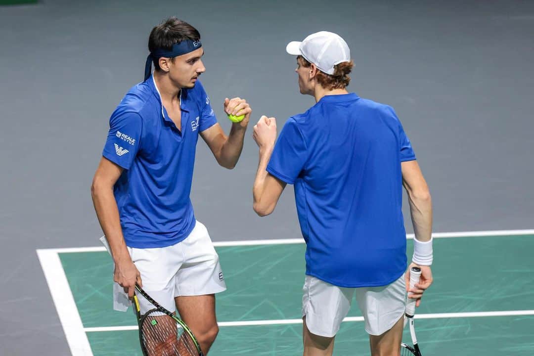 Armani Officialのインスタグラム：「Congratulations to team Italy for winning the Davis Cup first title after 47 years.  #EA7 @daviscup @lorenzosonego」