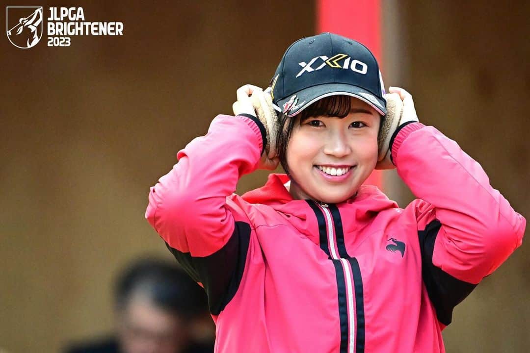 菅沼菜々のインスタグラム：「みなさま、改めまして2023年シーズン1年間、ご声援本当にありがとうございました⭐️  なかなか勝てなかった2022年シーズンはたくさんの悔しさを味わいました。 でも、今年その悔しさを大好きな夏、8月に初優勝することが出来ました⭐️  そして、10月には2勝目を挙げることが出来ました！本当に嬉しかったです☺️  去年よりも、トップ10回数などスタッツが下がった部分もありますが、ひとつの目標の年間獲得賞金1億円超えも達成できました！！！  でも、メルセデスランキング10位以内に入れなかったことはすごく悔しいです。  まだまだです。  嬉しいことも楽しいことも悲しいことも悔しいことも、きっとこれから色々な事があると思うけど、乗り超えてもっともっと強くなります！  みなさんの応援が本当に力になりました！❤️‍🔥 現地にタオルや、応援グッズを持ってきてくださる方、声掛けしてくださる方、テレビやスマホで応援してくれる方、本当にありがとうございました！😭  JLPGAをもっともっと、たくさんの方に知って頂きたいしJLPGAをもっともっと盛り上げていきたいです！  来年はもっと強くなって、もっと可愛くなって帰ってくるので、2024年シーズン楽しみにしていてね😉❤️❤️  あっ、そうだ オフシーズンはオフ菜々投稿をするので、たまに観てね😉❤️ 菜々ロスにならないようにするね🫣」