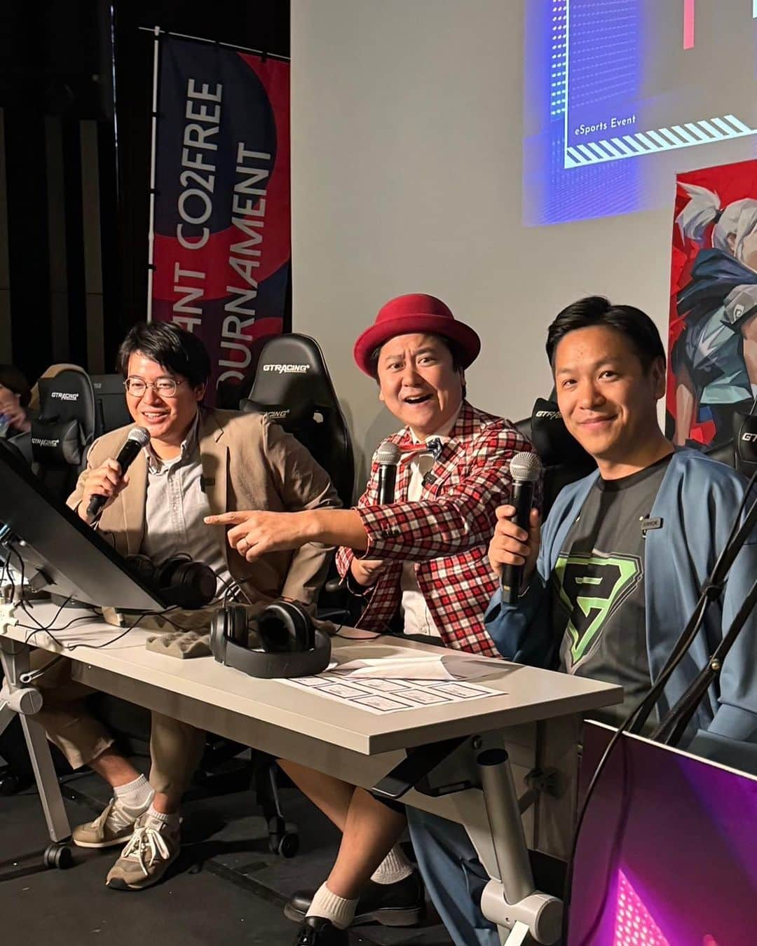 川島章良のインスタグラム：「. . . CO2フリーeスポーツシンポジウム2023 🎮VALORANTの大会🎮　　 VALORANT　CO2　FREE　TOURNAMENT  で長野県は松本市でヴァロラントの解説やらせてもらいました。  みんな激うまだったなぁー。  eスポーツはやはりスポーツですね。  熱い戦いが面白い。  あっパラ兄の帽子が鬼臭かったです。  #松本市 #eスポーツ #はんにゃ川島 #中川パラダイス #VALORANT」