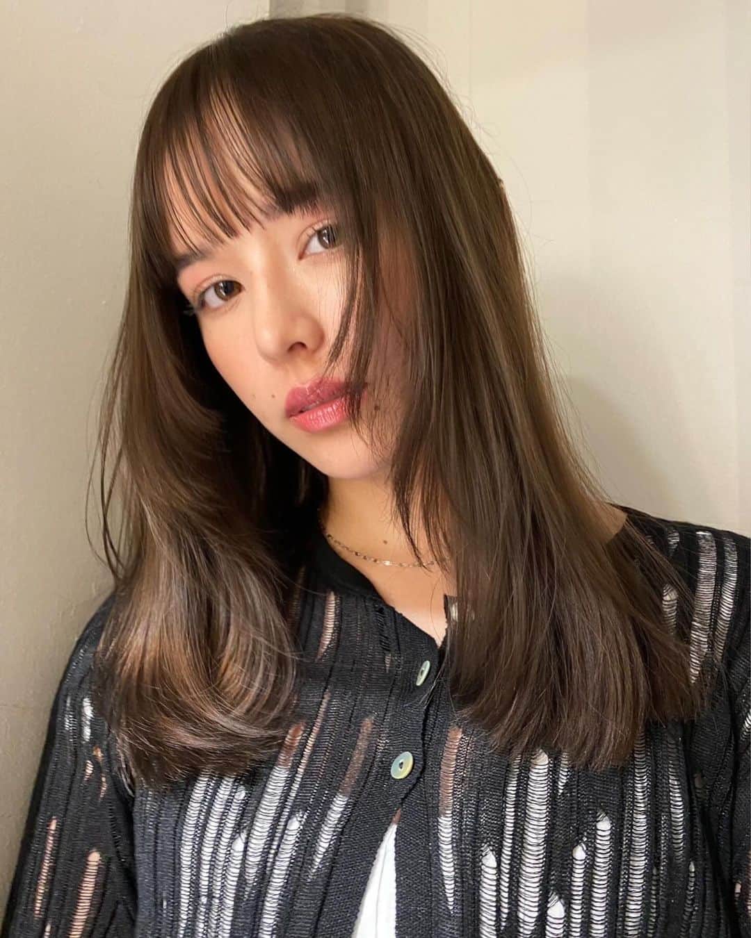 SHIMAのインスタグラム：「. < SHIMA HITHAIR -November- > . [ 透明感たっぷりchocolate beige / layer cut ] 髪の毛を柔らかく見せるbeige color と layer cut . ◆担当：HARAJUKU店 中村 光希 @tsukieey  ◆menu：カット&ケアカラー ◆使用スタイリング剤：#richoil #seekessence  . @shima__harajuku #shimaharajuku #shima #shimahithair」