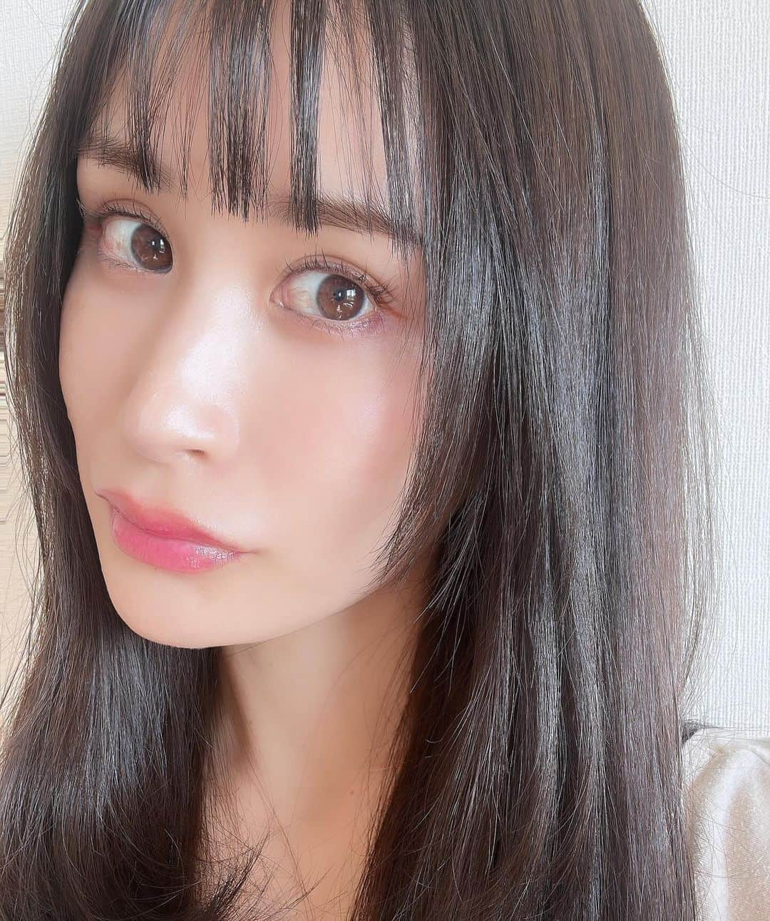 都築青空のインスタグラム：「YAGBEAUTYCLINICで エクソソーム注射(水光注射)を受けました！ @yagbeauty_official  @yagbeautyclinic_shibuya  この写真ノーファンデだよ？！ 日焼け止めだけ！  エクソソームは、肌細胞を活性化させ、 肌のターンオーバーを正常に整えることで、 乾燥肌や敏感肌、にきびなど肌トラブルの改善や エイジングケアに効果が期待できる 今注目の薬剤💗  1週間ほどで内出血が引いていって みるみるうちにお肌の内側から ペカーーーンて光が発光するかんじ！！ 一回でだいぶ肌質かわって めちゃくちゃよくてまた受けたい😭😭  あおぞらのInstagramを見たで ご新規様 通常価格55,000円が50%off 既存のお客様は30%offで受けられます！ ※針麻酔代 (希望する方)別途8,800円  #YAGBEAUTY #エクソソーム水光注射 #美肌 #アンチエイジング #エクソソーム  #水光注射  #毛穴 #ニキビケア」