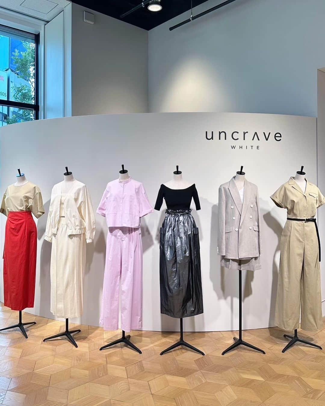 東原妙子さんのインスタグラム写真 - (東原妙子Instagram)「🫶 uncrave 2024 Spring/Summer  EXHIBITION @uncrave_official  先日、2024年春夏のアンクレイヴ展示会が終了。 多くの関係者の方にご来場いただき ありがとうございました🙏  コロナ禍の最中にアンクレイヴを立ち上げてから 今季であっという間に5周年！  皆さんが注いでくれたたくさんの愛と スタッフの情熱のおかけで続けてこられた そんな大切な節目だと思っています。 感謝の言葉だけじゃ足りない気持ち🥹✨  変わらず暑苦しく、ますます真摯に uncrave WHITEの物作りに励んで参りますので 今後も生温かく見守っていただけたら幸いです🙇🏻‍♀️  #uncrave #uncrave_white #2024ss #exhibition  展示会の様子はストーリーズのアーカイブで🤲」11月27日 19時24分 - taekohigashihara