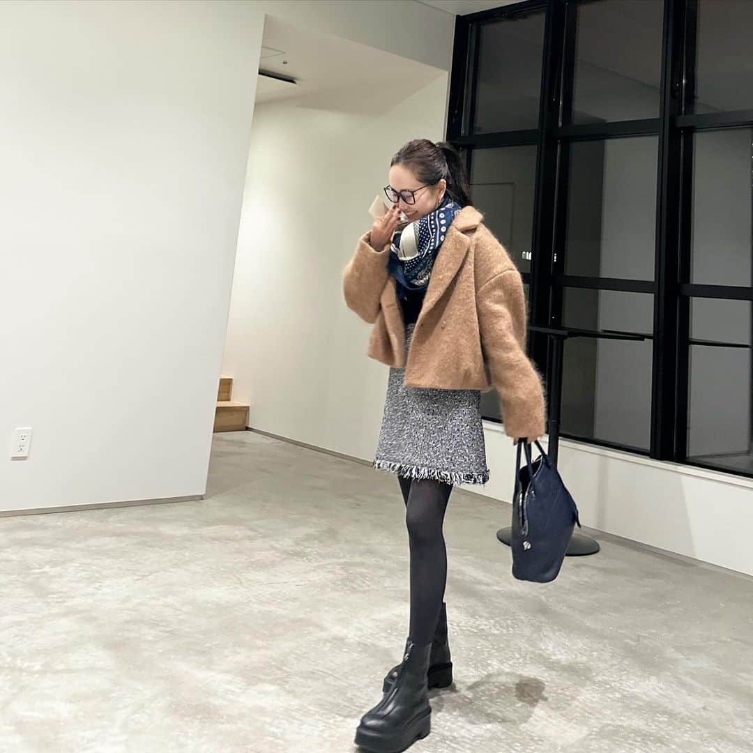 kyoco_ococのインスタグラム：「夜は寒くてお着替え🪄 アウターは1枚しか持っていかなかったから それぞれ違うアイテム合わせで着回しを楽しみました🤎  ホテルはシンプル和モダンな感じでこじんまりとしていて、可愛い空間だった😌  all @_bluelea_  🏷️shaggy coat 🏷️basic turtleneck knit 🏷️tweed mini skirt  bag/stole @hermes boots @therow」