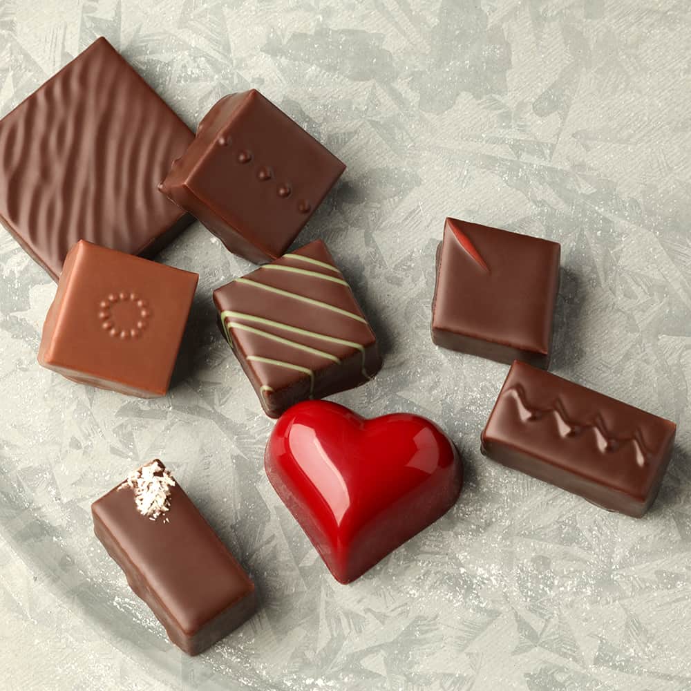 クリオロのインスタグラム：「サントスシェフは"チョコレートの達人"！！  クリオロのチョコレートを ぜひ一度、お試しいただきたいという 想いから、お得にご購入いただける キャンペーンを開催します♪  実店舗では 「ブーケ・ドゥ・フルール」が、 オンラインショップでは、 「ヴァヤージュ・ドン・ルモンド」が 対象商品に！  こんなにお得なのは このときだけですよ～✨  ■開催期間 12月1日(金)～31日(日)  #criollo #クリオロ #antoinesantos #サントスアントワーヌ #チョコレートケーキ #chocolatecake #麻布台ヒルズ #azabudaihills #洋菓子 #pâtisserie #港区スイーツ #東京スイーツ #スイーツスタグラム #スイーツ好きな人と繋がりたい #小竹向原　#中目黒 #チョコレート #お取り寄せスイーツ」
