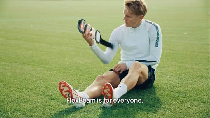 マルティン・ウーデゴールのインスタグラム：「#ad ⚽️FlexBeam & Martin Ødegaard Giveaway⚽️  My favourite new tool to help me recover as fast as I can 🔋 I do everything I can to be ready to help the team and I use @theflexbeam to help repair my muscles between games and recover at home. Want to win one for yourself, and an autographed football?⚽⚡  To enter just: ✔️Follow @theflexbeam and @odegaard.98 ✔️Comment how you would use red light therapy ✔️Tag a friend, so they don’t miss out! 👀  One winner will be chosen! You have until Dec. 4 at 11:59pm CET to enter, and the winner will be contacted via Instagram DMs on Dec. 5. Good luck!  This promotion is in no way sponsored, endorsed, administered by, or associated with, Instagram. By entering, entrants confirm that they release Instagram of responsibility, and agree to Instagram’s terms of use.」