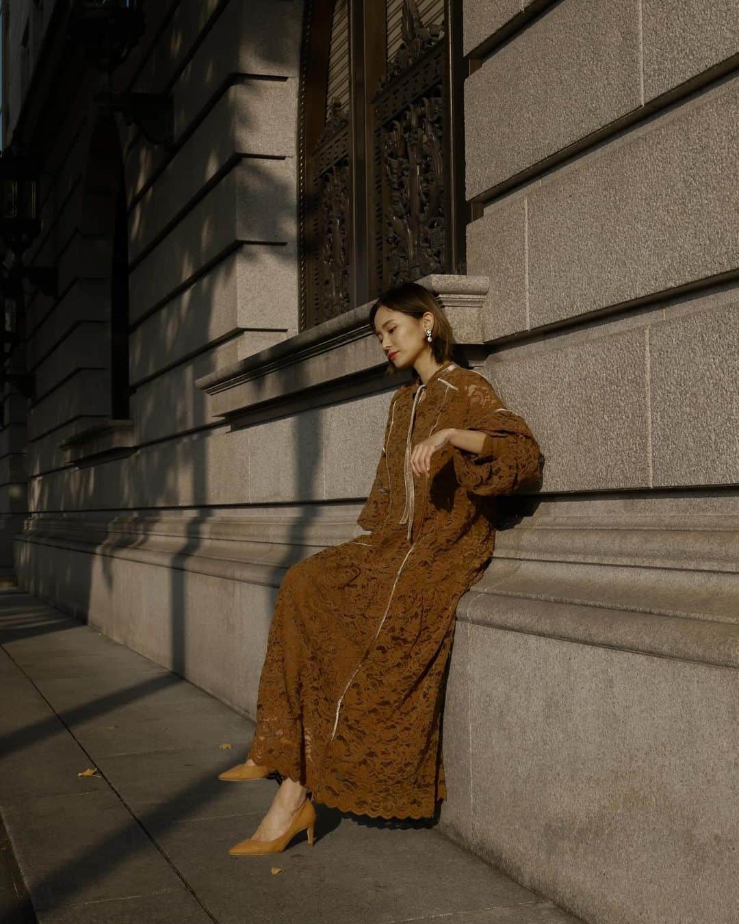 宮本沙恵さんのインスタグラム写真 - (宮本沙恵Instagram)「明日発売の総レースドレスは人気のバルーン袖 特別な日に着たい贅沢な1枚です🥂 . 年内新作ドレス4型ご用意してます！👗 #myshawty#dress#daydress」11月27日 19時39分 - saebi