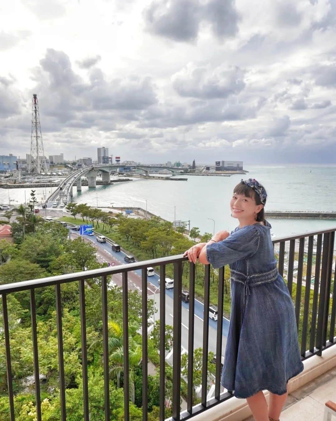 芳美リンさんのインスタグラム写真 - (芳美リンInstagram)「🗾沖縄/宜野湾　Ginowan/Okinawa  伊江島から本部港にもどり、車を走らせ、宜野湾へ。  最後に泊まったのは、 ムーンオーシャン宜野湾ホテル＆レジデンス Moon Ocean Ginowan Hotel & Residence  宜野湾観光や街歩き、 ちょっとドライブするとアメリカンビレッジにも行きやすく、アクセスのいいホテルです♪  部屋がかなり素敵ー♡  お部屋入った途端、ラナちゃんは大喜びで走り回ってニコニコでした(*^^*)  中長期で滞在する方も多いそうで、 部屋にはキッチンもあり、 各階にランドリーもあって、暮らすように旅することができます✨  #ムーンオーシャン宜野湾ホテル＆レジデンス #MoonOceanGinowanHotel&Residence #マタ旅#子連れ旅#トラベラルトドラー #japantrip #okianwatrip #沖縄旅行 #宜野湾#宜野湾ホテル」11月27日 19時39分 - lynn.lynn5