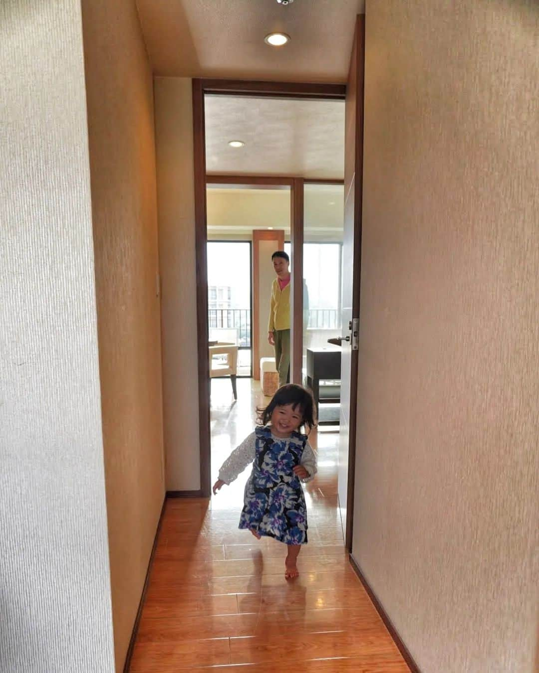 芳美リンさんのインスタグラム写真 - (芳美リンInstagram)「🗾沖縄/宜野湾　Ginowan/Okinawa  伊江島から本部港にもどり、車を走らせ、宜野湾へ。  最後に泊まったのは、 ムーンオーシャン宜野湾ホテル＆レジデンス Moon Ocean Ginowan Hotel & Residence  宜野湾観光や街歩き、 ちょっとドライブするとアメリカンビレッジにも行きやすく、アクセスのいいホテルです♪  部屋がかなり素敵ー♡  お部屋入った途端、ラナちゃんは大喜びで走り回ってニコニコでした(*^^*)  中長期で滞在する方も多いそうで、 部屋にはキッチンもあり、 各階にランドリーもあって、暮らすように旅することができます✨  #ムーンオーシャン宜野湾ホテル＆レジデンス #MoonOceanGinowanHotel&Residence #マタ旅#子連れ旅#トラベラルトドラー #japantrip #okianwatrip #沖縄旅行 #宜野湾#宜野湾ホテル」11月27日 19時39分 - lynn.lynn5