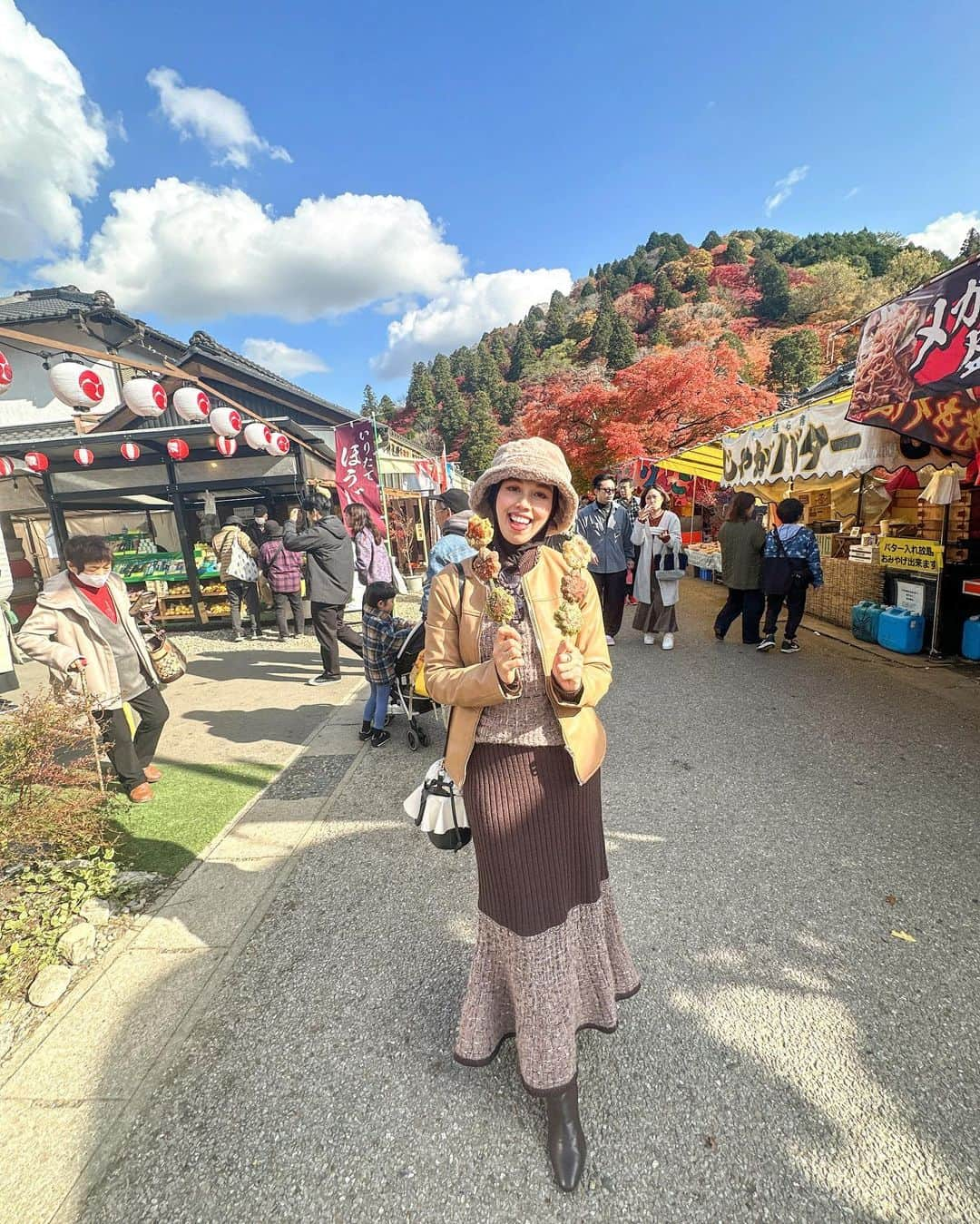 AMIさんのインスタグラム写真 - (AMIInstagram)「❁.*･ﾟ  紅葉pic🍁  気づいたら今月がもうすぐ終わるね、早いなぁ〜  ここは愛知県で有名な紅葉スポット🍂 インバウンドが始まって周りが団体の観光客で多く 賑わっていてコロナ前に少しずつ戻ってきたのが嬉しい！ 病棟も感染者ゼロで快適❤️  紅葉狩りならず屋台に目が行く私🤤 紅葉揚げまんじゅうが一番美味しかったなん🎵  まだ行けてない人、ぜひここおすすめだよ ちなみにライトアップは11月までだよ✨  📍#香嵐渓  愛知県豊田市/Kourankei  Toyota Aichi 🅿️有料 ￥1000  ∞----------------------------‪𓏲𓎨ෆ ̖́-‬  Disini tempat melihat momiji yg terkenal di Aichi Toyota Aku rekomendasi bgt tempat ini!!!  Malam ada light up,sampai bulan ini aja ya✅ Bagi yg belum buruan!!!     *☼*―――――*☼*―――――*☼*―――――*☼*――――― #紅葉狩り #紅葉スポット #秋好き #秋コーディネート #秋ファッション #大人コーディネート #ブラウンコーデ #帽子コーデ #ヒジャブ #旅したくなるフォト #旅行好き女子 #タビジョ #旅すたぐらむ #フォトスポット巡り #インスタ映えスポット #食べ歩き好き #グルメスタグラム #女子旅 #プチ遠出 #おすすめスポット #愛知お出かけ #豊田 #jalanjalankejepang #kelilingjepang #toyota #autumnleaves🍁 #hijabootdstyle #funtotrip #l4likesback」11月27日 19時39分 - amineko18