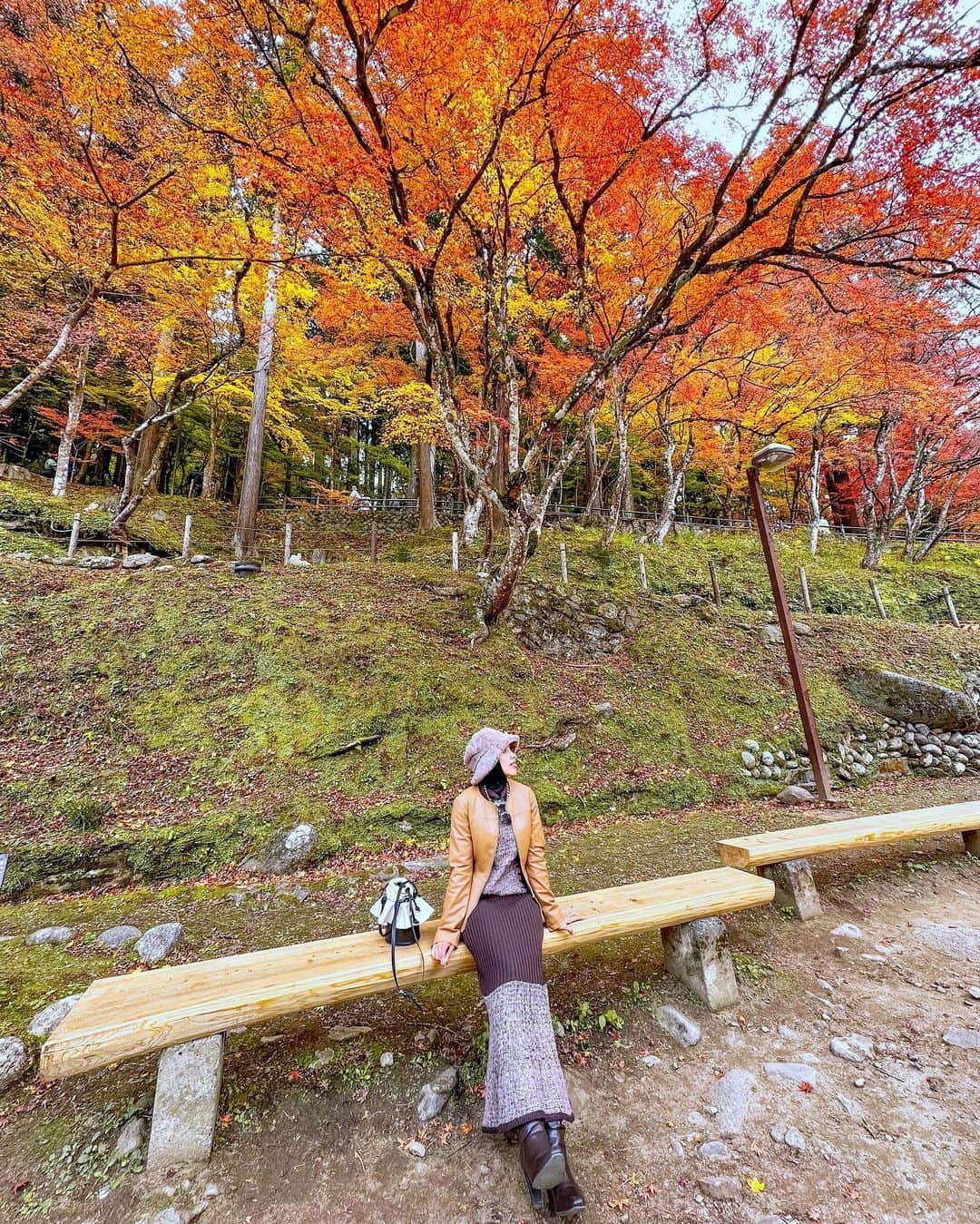 AMIさんのインスタグラム写真 - (AMIInstagram)「❁.*･ﾟ  紅葉pic🍁  気づいたら今月がもうすぐ終わるね、早いなぁ〜  ここは愛知県で有名な紅葉スポット🍂 インバウンドが始まって周りが団体の観光客で多く 賑わっていてコロナ前に少しずつ戻ってきたのが嬉しい！ 病棟も感染者ゼロで快適❤️  紅葉狩りならず屋台に目が行く私🤤 紅葉揚げまんじゅうが一番美味しかったなん🎵  まだ行けてない人、ぜひここおすすめだよ ちなみにライトアップは11月までだよ✨  📍#香嵐渓  愛知県豊田市/Kourankei  Toyota Aichi 🅿️有料 ￥1000  ∞----------------------------‪𓏲𓎨ෆ ̖́-‬  Disini tempat melihat momiji yg terkenal di Aichi Toyota Aku rekomendasi bgt tempat ini!!!  Malam ada light up,sampai bulan ini aja ya✅ Bagi yg belum buruan!!!     *☼*―――――*☼*―――――*☼*―――――*☼*――――― #紅葉狩り #紅葉スポット #秋好き #秋コーディネート #秋ファッション #大人コーディネート #ブラウンコーデ #帽子コーデ #ヒジャブ #旅したくなるフォト #旅行好き女子 #タビジョ #旅すたぐらむ #フォトスポット巡り #インスタ映えスポット #食べ歩き好き #グルメスタグラム #女子旅 #プチ遠出 #おすすめスポット #愛知お出かけ #豊田 #jalanjalankejepang #kelilingjepang #toyota #autumnleaves🍁 #hijabootdstyle #funtotrip #l4likesback」11月27日 19時39分 - amineko18