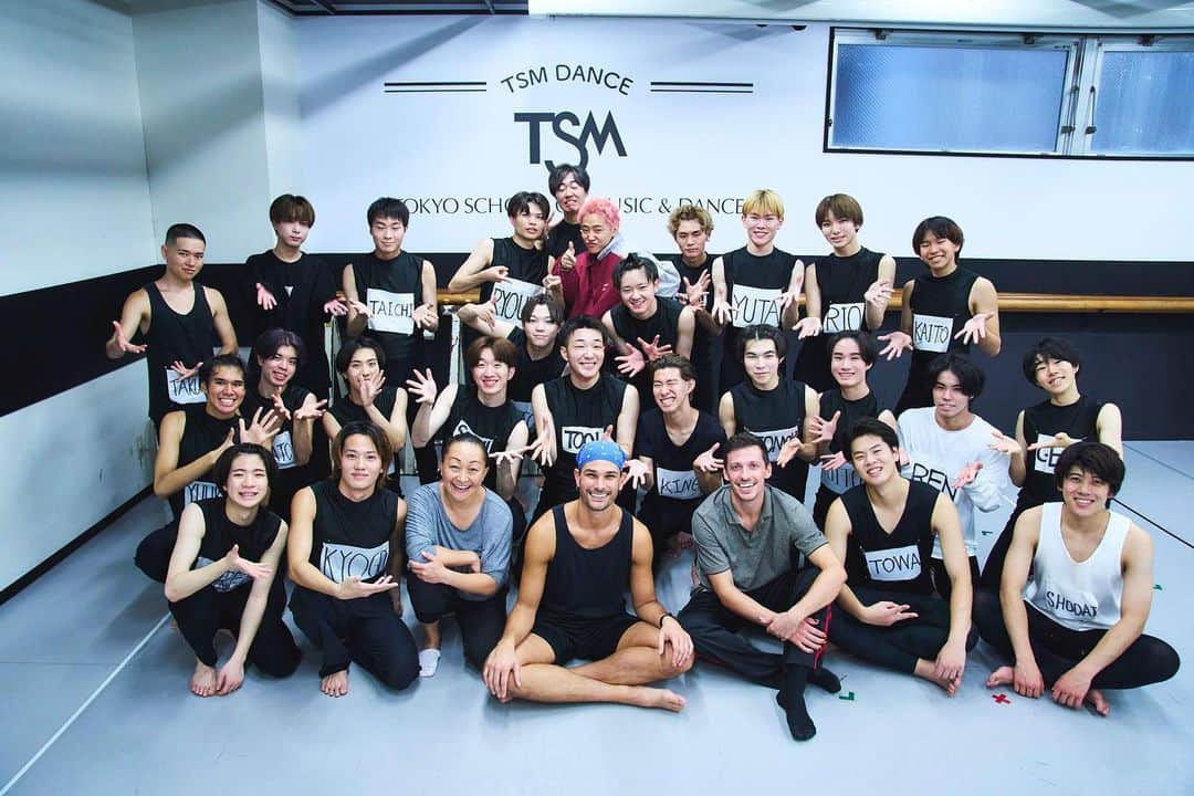 Tokyo School of Music&danceのインスタグラム：「＊ 11/26(Sun) DANCE INTERNATIONAL PROGRAM が開催され、イアン先生・リカルド先生のお二人に講師としてお越しいただきました✨  身体の使い方をじっくり教えて頂き、 表現力が更に身につきました！！  先生方、本当にありがとうございました✨  @itsriccardobattaglia  @ianspring  @keiko_voltaire   #tsm  #tsm西葛西 #東京スクールオブミュージックandダンス専門学校 #tokyoschoolofmusicanddance #専門学校 #ダンサー #特別講義  #特別レッスン」