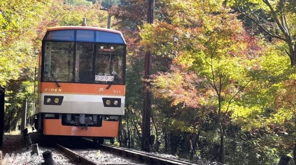 堀井新太のインスタグラム：「本日、夜21時からNHK BS 「ニッポンぶらり鉄道旅」に出演します。 秋の紅葉スペシャルで、叡山電車に乗って旅しました🚃  景色と雰囲気が良く、気持ちのいいロケになりました！ 是非ご覧ください😁」