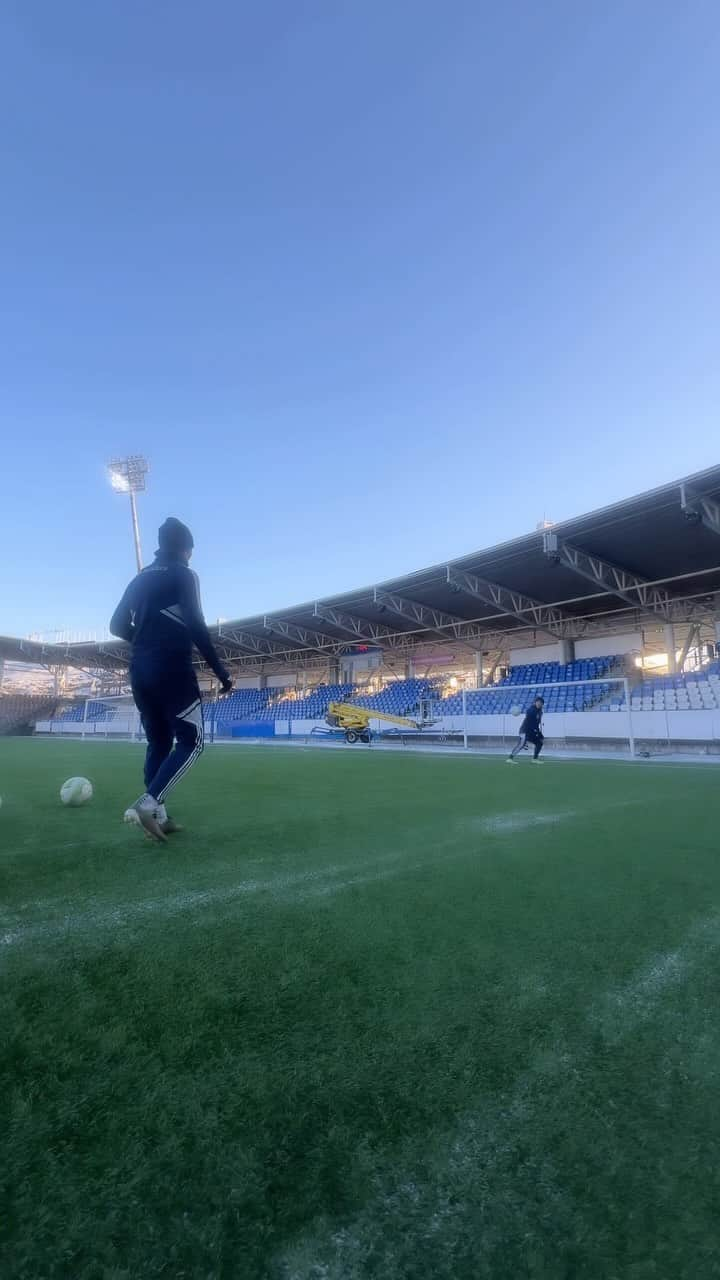 田中亜土夢のインスタグラム：「Trick of the day!!! with @mattipeltolaa 🙏 🇫🇮-11℃❄️🥶 @hjkhelsinki  #footballskills#footballtricks#footballtechnique#jalkapallo#freestylefootball#hjkhelsinki#onvainyksiklubi」