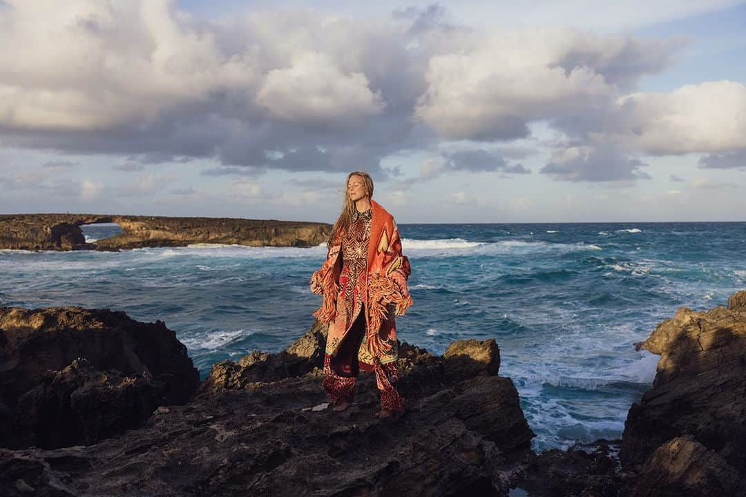 フォルテフォルテのインスタグラム：「generous nordic jacquard blankets and coats warm up precious silhouettes in the evocative atmosphere of hawaii; glacial panoramas are revealed through delicate rays of light. photo by @hisarahlee. #forte_forte #aw23 #auroraborealis #inverno #iridescence #dreams #magic #poetic #feminine #fluid #madeinitaly」