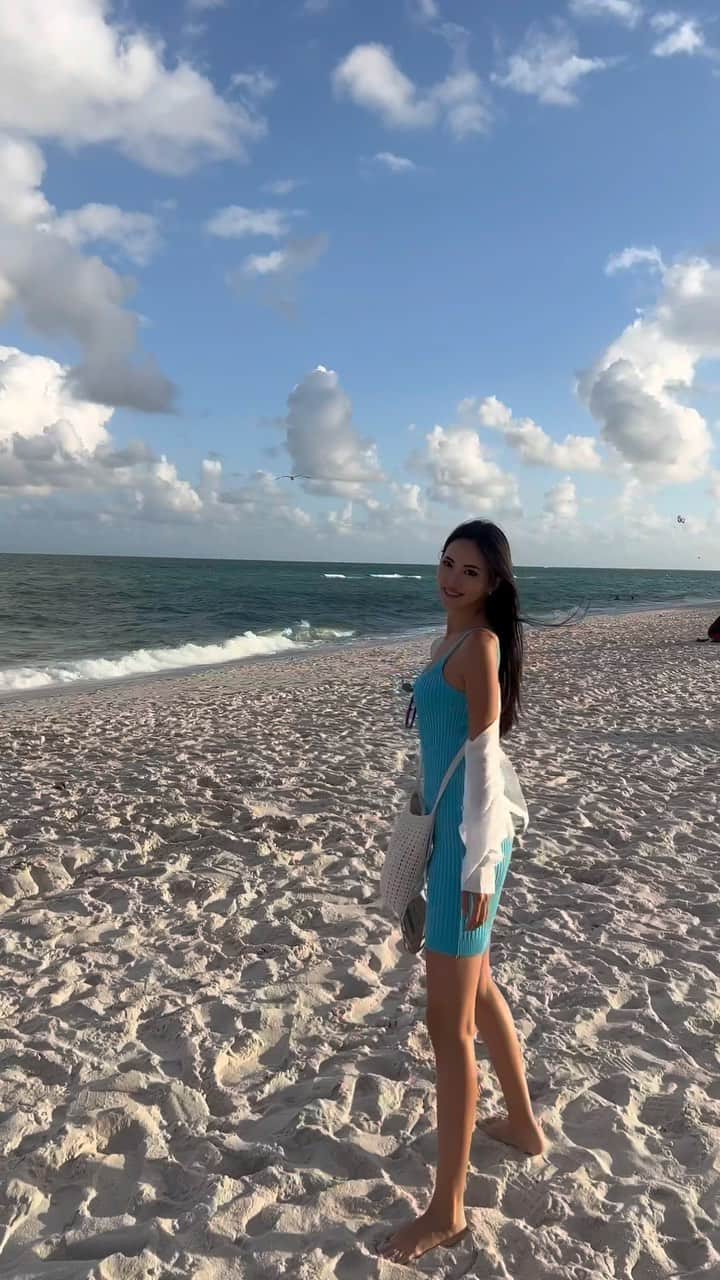 夏海のインスタグラム：「I'm home🇯🇵❤️  10日ほどおやすみをいただいて 憧れの地へ行ってきました✈️🌴🩷  当分フィードは余韻に浸って 季節感がなくなりそうですが どうぞお付き合いください🥰  サンセットタイムの大西洋の海は 歩いてるだけで幸せでした❤️  おかげさまで今年控えてた 全てのビックイベントが無事終わり (行政書士試験はまた来年リベンジですが) 日常に落ち着きを取り戻しました✨ 諸々また改めてご報告させてください🥰  さて、来年の準備も含めて 年末に向かって駆け抜けます🔥  #sunset #miami #miamibeach #florida #beach」