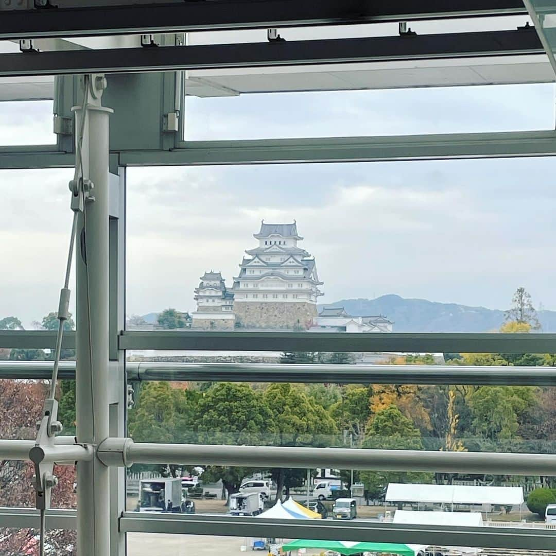 望月理恵さんのインスタグラム写真 - (望月理恵Instagram)「兵庫県のお仕事で姫路行ってきました！ 内容はまた書くとして 会場から見る姫路城も 帰りにライトアップされた姫路城も 美しかったです。 地元ということもあると思いますが やっぱり姫路城が1番好きです！  #姫路城 #関西歴史文化首都フォーラム兵庫 #大阪関西万博2025  #兵庫県も盛り上がっていきますよ！  最近、 時間が過ぎるのが早すぎて 自分の行動が追いついてないんですよね〜 (Instagramの更新もですが) 絶対やらなきゃいけないことも 先延ばし傾向です。 頑張ります！ (独り言ですね笑)」11月27日 19時35分 - mochiee28