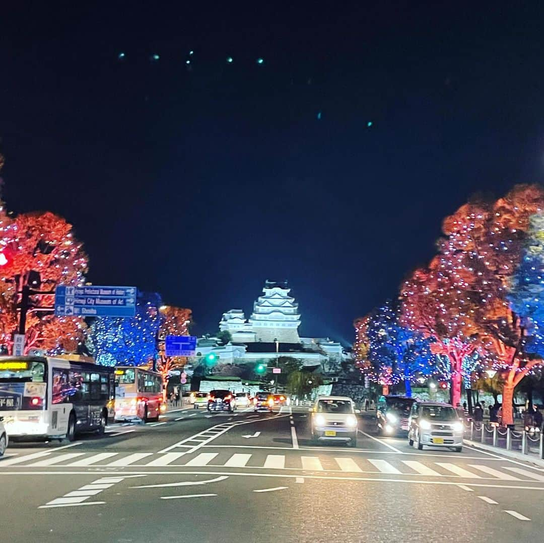 望月理恵さんのインスタグラム写真 - (望月理恵Instagram)「兵庫県のお仕事で姫路行ってきました！ 内容はまた書くとして 会場から見る姫路城も 帰りにライトアップされた姫路城も 美しかったです。 地元ということもあると思いますが やっぱり姫路城が1番好きです！  #姫路城 #関西歴史文化首都フォーラム兵庫 #大阪関西万博2025  #兵庫県も盛り上がっていきますよ！  最近、 時間が過ぎるのが早すぎて 自分の行動が追いついてないんですよね〜 (Instagramの更新もですが) 絶対やらなきゃいけないことも 先延ばし傾向です。 頑張ります！ (独り言ですね笑)」11月27日 19時35分 - mochiee28