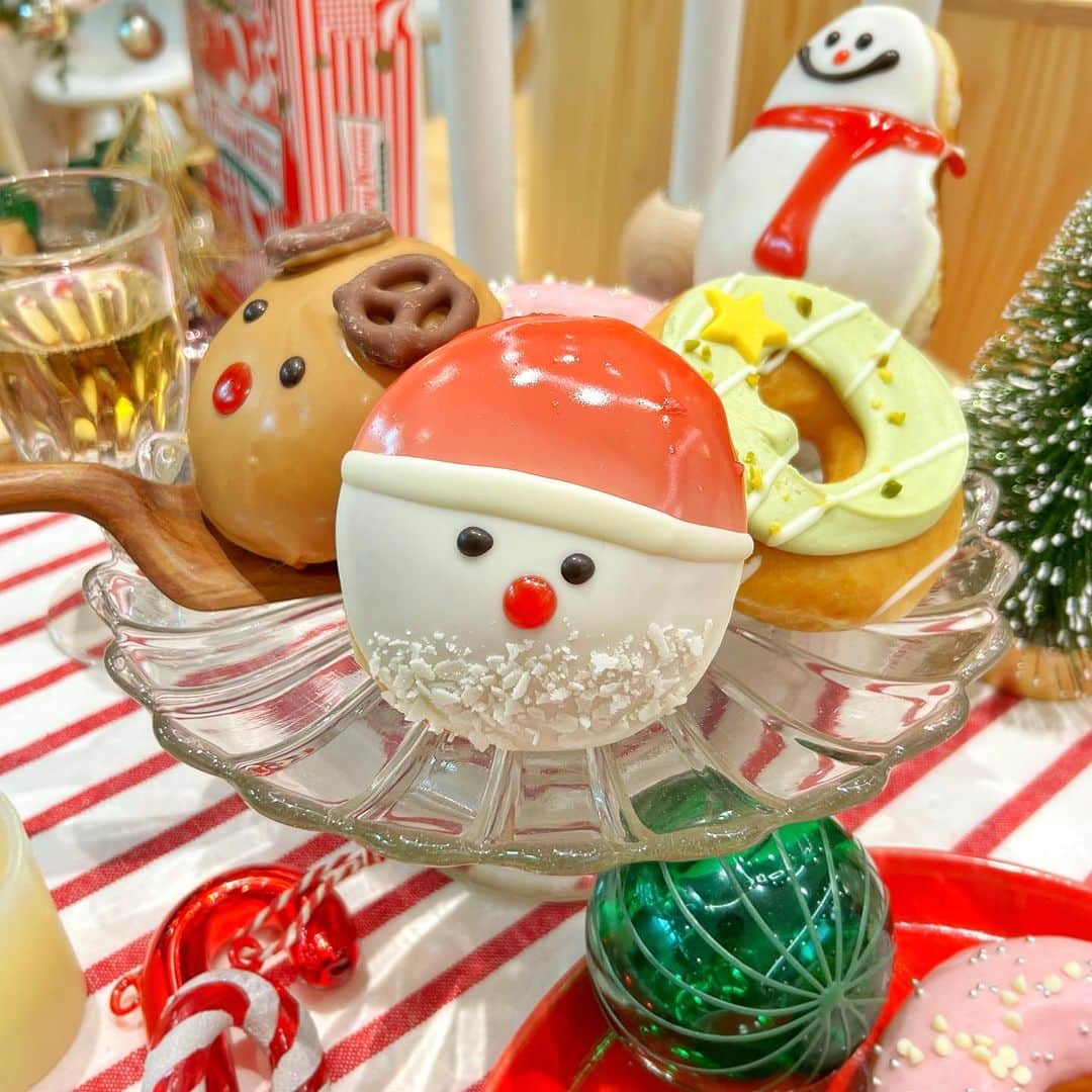 クリスピー・クリーム・ドーナツ ジャパンのインスタグラム：「🎅ストロベリー カスタード サンタ🎅  甘酸っぱいストロベリー味の帽子をかぶったサンタクロースのドーナツ✨ 中には濃厚でコク深いカスタードクリームが🍩❣️ 白いおひげまで美味しく食べられますよ😘  サンタのドーナツで、クリスマス気分を楽しみませんか🎄  #クリスピークリームドーナツ #krispykremedoughnuts #holiday #ホリデー #クリスマス #ドーナツ #新商品 #ホリデードーナツ #クリスマスドーナツ #ホリデースイーツ #クリスマススイーツ」