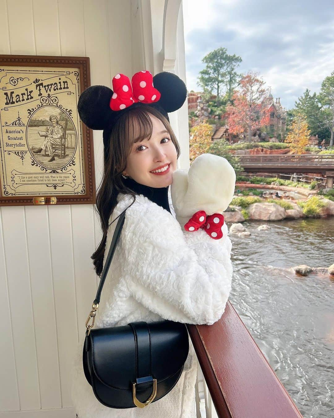 あかねぴさんのインスタグラム写真 - (あかねぴInstagram)「. ⁡ Disney code 🏰🎀🤍 ⁡ 冬ディズニーは白が着たいって思って もこもこコートに黒小物で合わせたよ🎶 ⁡ 気温ががくっと下がった土曜日だったけど 貼るカイロを4枚貼ったら耐えられた🥹♡笑 ⁡ クリスマス時期のディズニー大好きだから 今年も行けてよかった〜🎄♥️ ⁡ ⁡ tops @grl_official  skirt @amerge.official  outer @loueme_official  shoes&bag @charleskeith_jp  ⁡ ⁡ #CharlesKeithFW23#ImwithCharlesKeith#PR#チャーキーフレンズ#チャールズアンドキース#ディズニーランド#ディズニーコーデ#ミニーコーデ#ファーコート#冬ディズニー」11月27日 19時52分 - akanepi0426