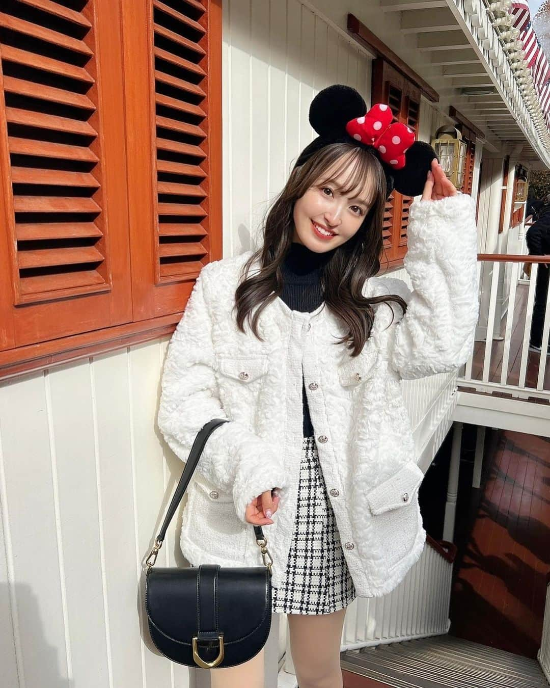 あかねぴさんのインスタグラム写真 - (あかねぴInstagram)「. ⁡ Disney code 🏰🎀🤍 ⁡ 冬ディズニーは白が着たいって思って もこもこコートに黒小物で合わせたよ🎶 ⁡ 気温ががくっと下がった土曜日だったけど 貼るカイロを4枚貼ったら耐えられた🥹♡笑 ⁡ クリスマス時期のディズニー大好きだから 今年も行けてよかった〜🎄♥️ ⁡ ⁡ tops @grl_official  skirt @amerge.official  outer @loueme_official  shoes&bag @charleskeith_jp  ⁡ ⁡ #CharlesKeithFW23#ImwithCharlesKeith#PR#チャーキーフレンズ#チャールズアンドキース#ディズニーランド#ディズニーコーデ#ミニーコーデ#ファーコート#冬ディズニー」11月27日 19時52分 - akanepi0426