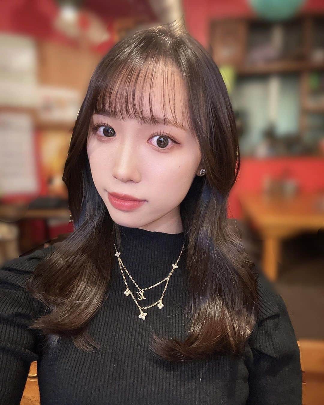 山本瑠香のインスタグラム：「バッサリ10cm以上切って、 前髪も作りました✂️✨💇🏼‍♀️  前髪長いのに慣れてたから 前髪あるのが未だに違和感やし、 何よりセットめんどくさい🥲笑 でもがんばる！笑  カラーは安定のオリーブ系に♡ トリートメントもしてもらって トゥルントゥルン‼︎  @yuta.25252 さん ありがとうございました🌼  そして小顔矯正にも行って、 凝りやむくみがとれてスッキリしました✨  #ヘアカラー #オリーブベージュ #オリーブグレージュ  #ミディアムヘア #前髪カット #前髪 #梅田美容室#」