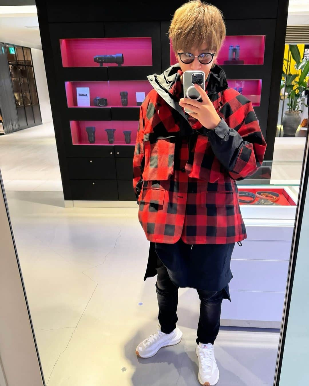 小山慶一郎のインスタグラム：「⁡ Shopping 📷 ⁡ jacket & shoes / @sacaiofficial #koyama_style」