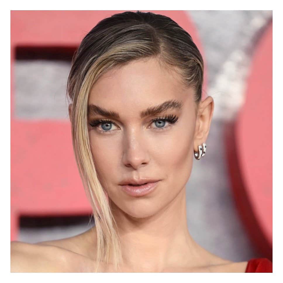 JO BAKERのインスタグラム：「V A N E S S A • K I R B Y 🇬🇧 Winter sun-kissed skin with bold #tarantulash drama on #vanessakirby for the #london premiere of @napoleonmovie 🇫🇷‼️ Known for her icy pale complexion I wanted to bring a subtle sunny warmth all over with this #vivienwestwood #red gown …oozing Vanessa’s natural beauty and fine features this is definitely a great way to combat the winter blues !!   ❄️  Style @karlawelchstylist @viviennewestwood @cartier  Hair @hairbyadir @virtuelabs  Makeup by me #jobakermakeupartist using skin prep @furtunaskin #biphaseoil for a hydrated conditioned radiance followed by #phytoteintnude natural tint by @sisleyparisofficial , eyes @armanibeauty liquid eyeshadow with my bold #tarantulash #mascara @bakeupbeauty .. on the lips #silentsun lipgloss @lisaeldridgemakeup for a glistening seasonally perfect twinkling nude ✨❄️」